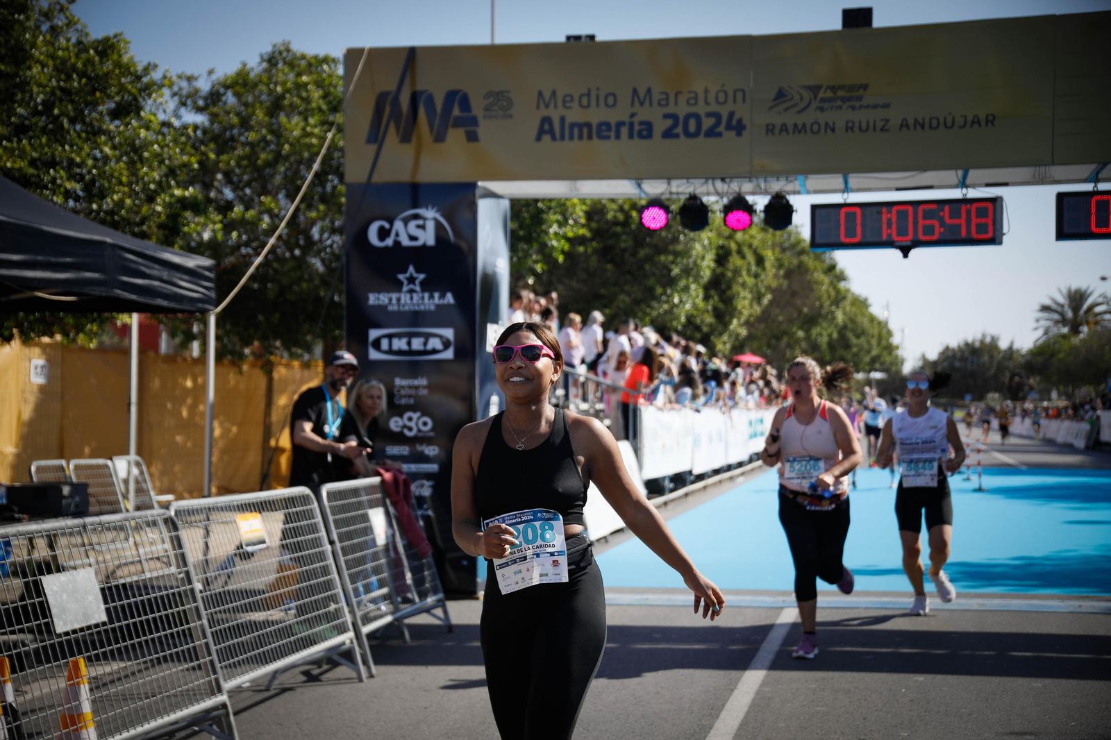 Imágenes de la llegada de la Media maratón Ciudad de Almería