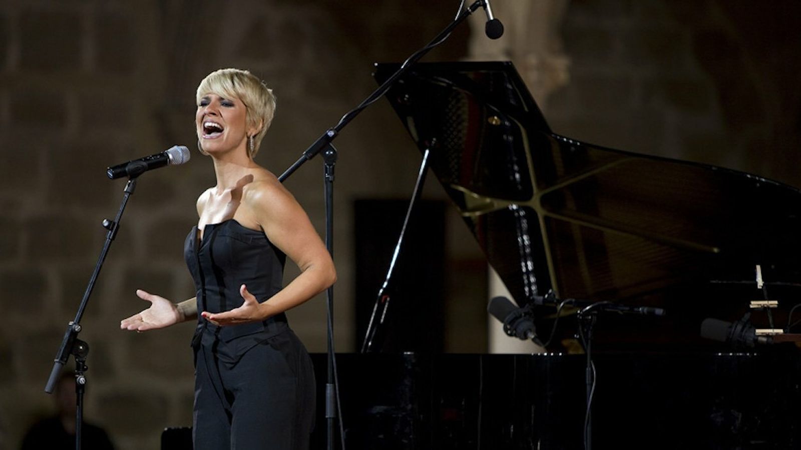 Pasión Vega rinde homenaje a Carlos Cano.