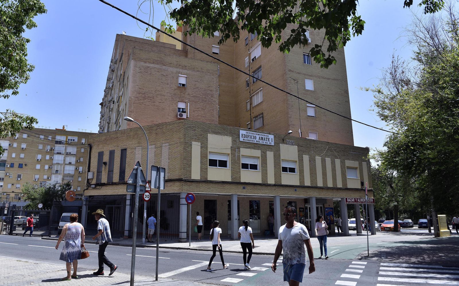 Viviendas y vecinos en los aledaños del Parque Amate.