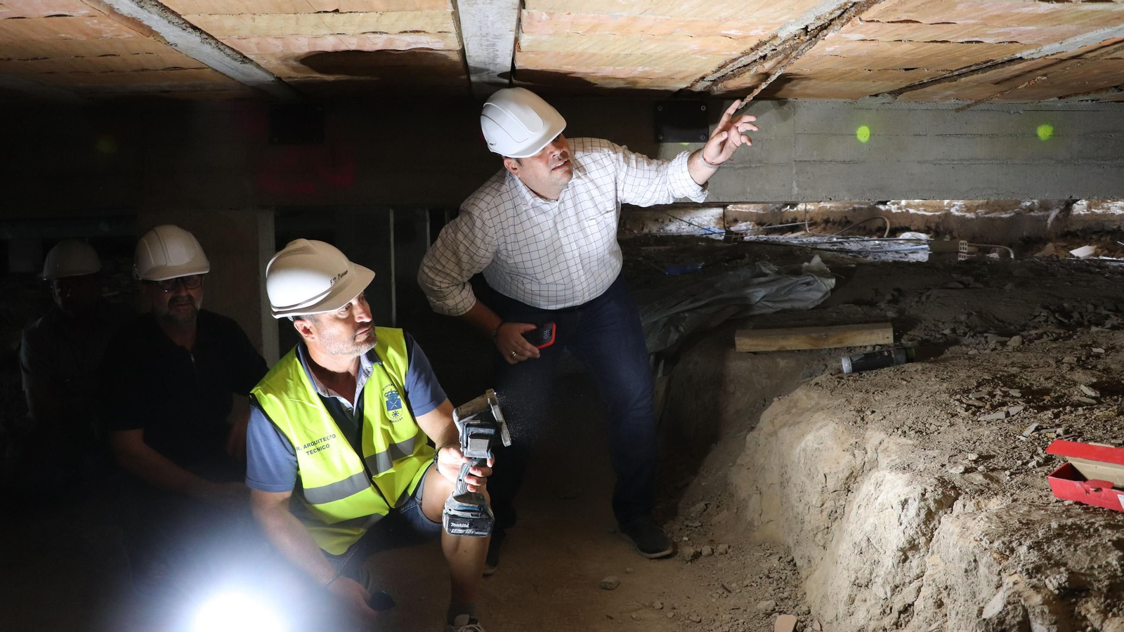 Visita de Carlos Porcel a las obras en el centro educativo