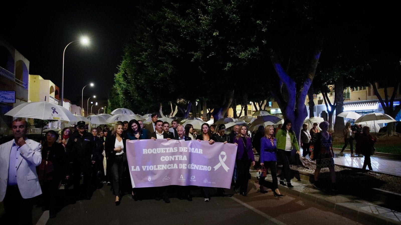 Marcha en Roquetas de Mar en señal de repulsa contra la violencia de género.