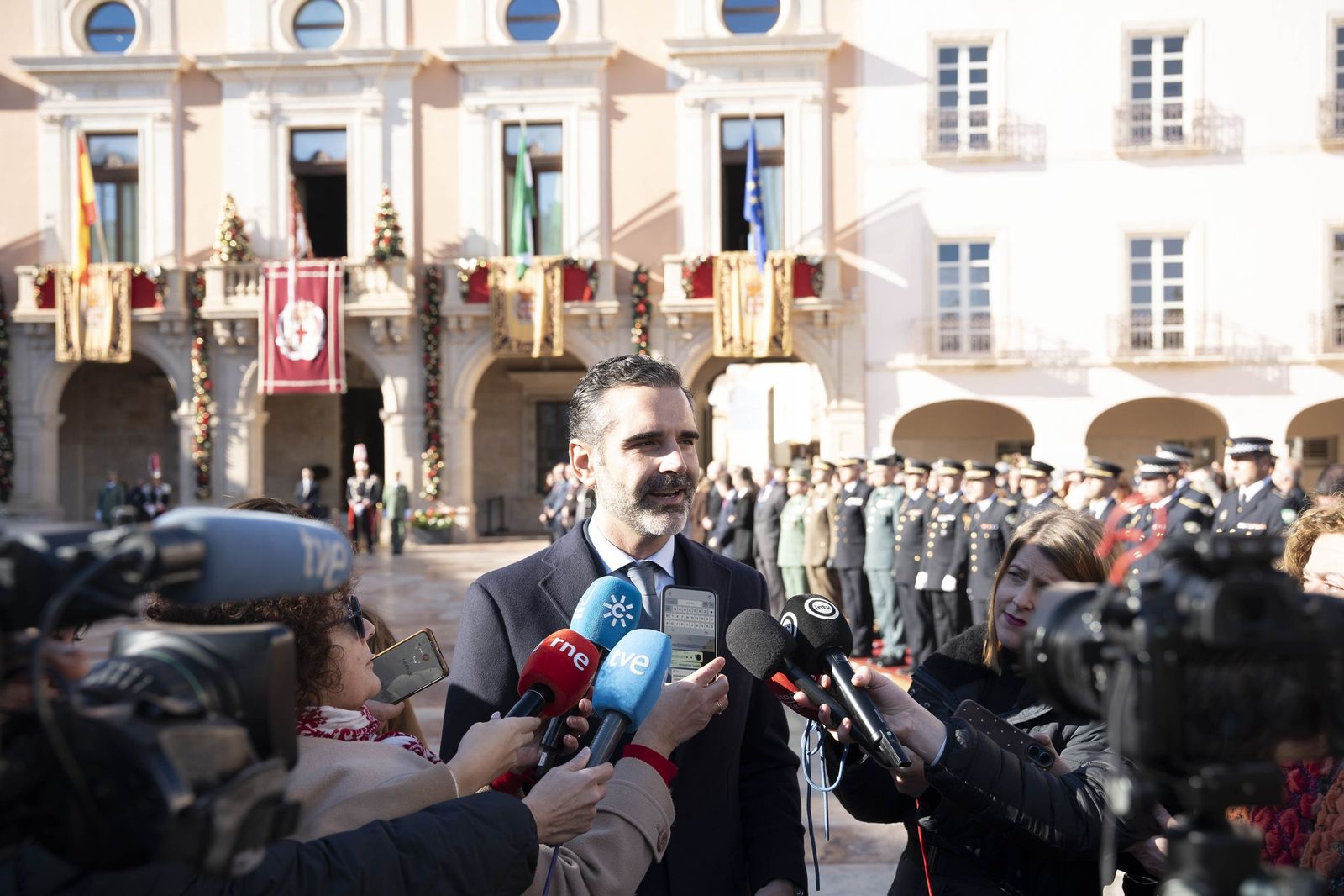 El Pendón vuelve a alzarse en Almería: memoria y ciudad bajo la luz de diciembre