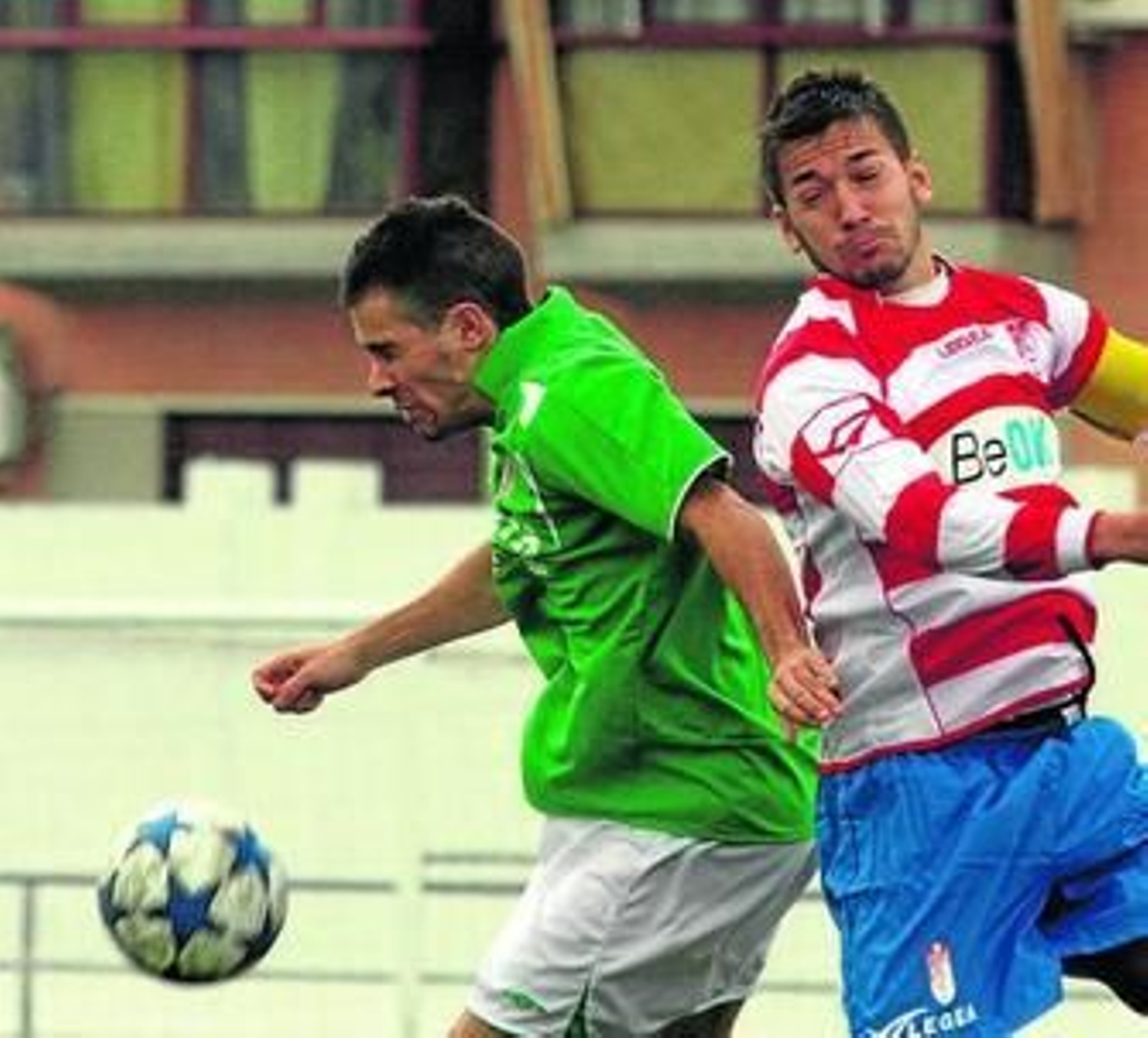 El capitán rojiblanco Fran Heredia salta con un rival.