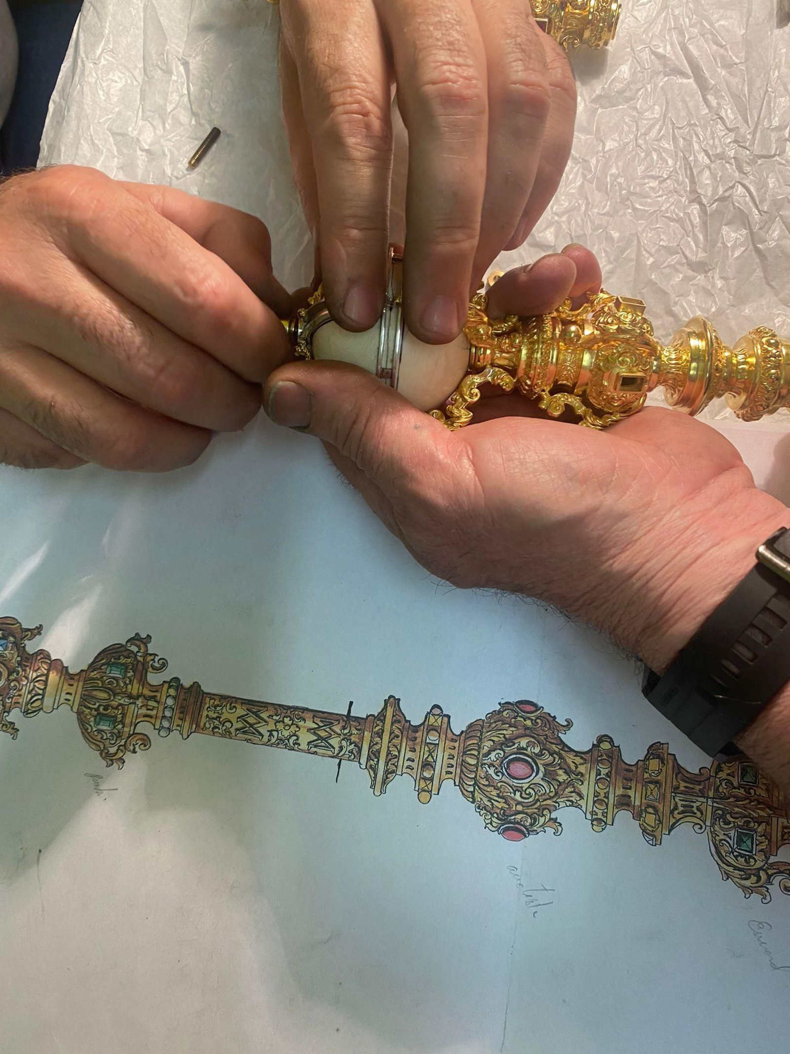 Los Hermanos Delgado engarzan la bola del mundo como remate del cetro de la Virgen del Rocío.