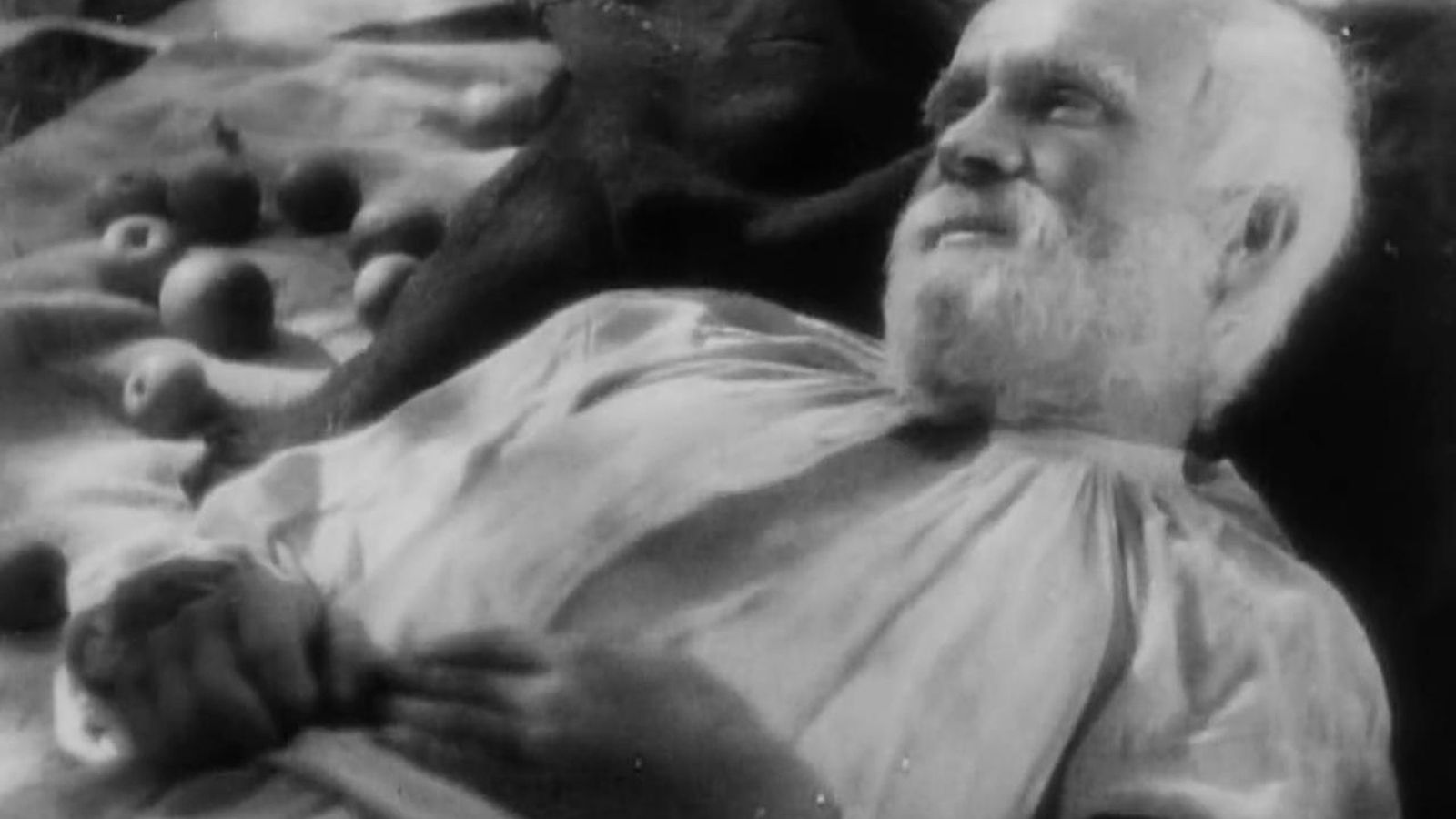 La plácida y hermosa muerte de Simón al inicio del filme.