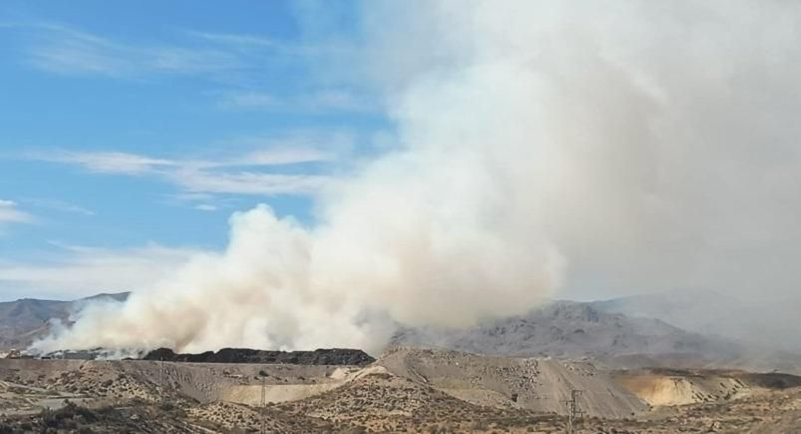 Columna de humo del incendio este sábado en una planta de reciclaje