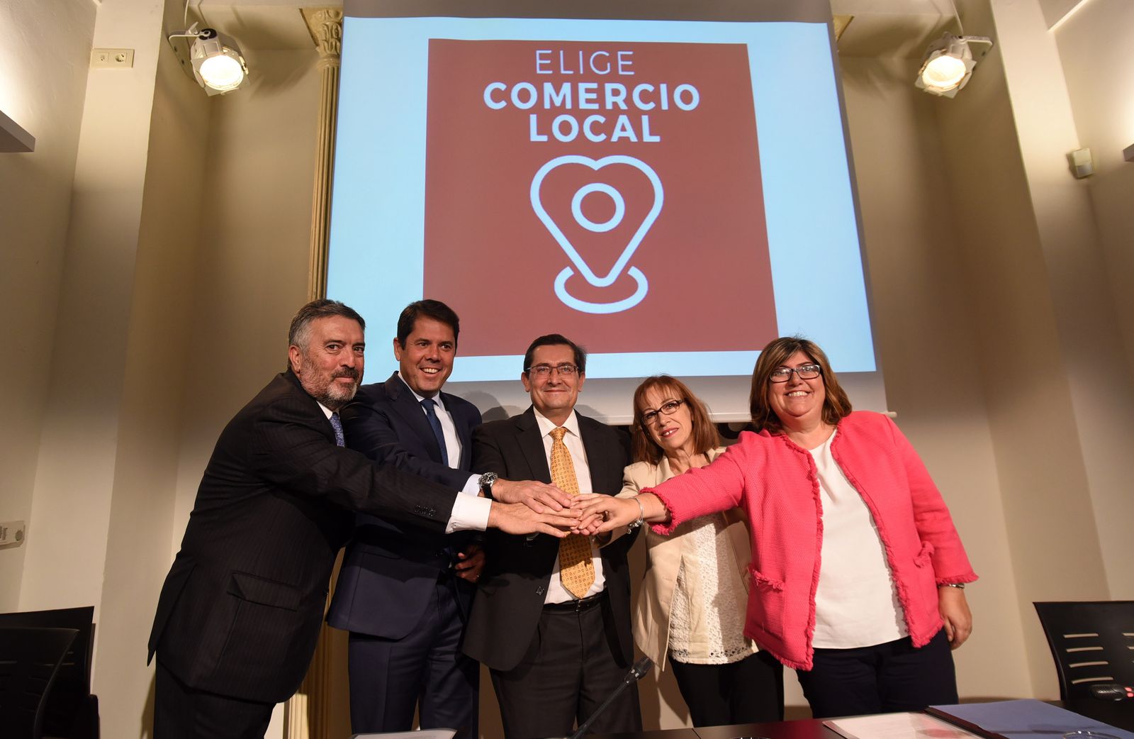 Los representantes de las instituciones que ponen en marcha 'Nos beneficiamos todos'.