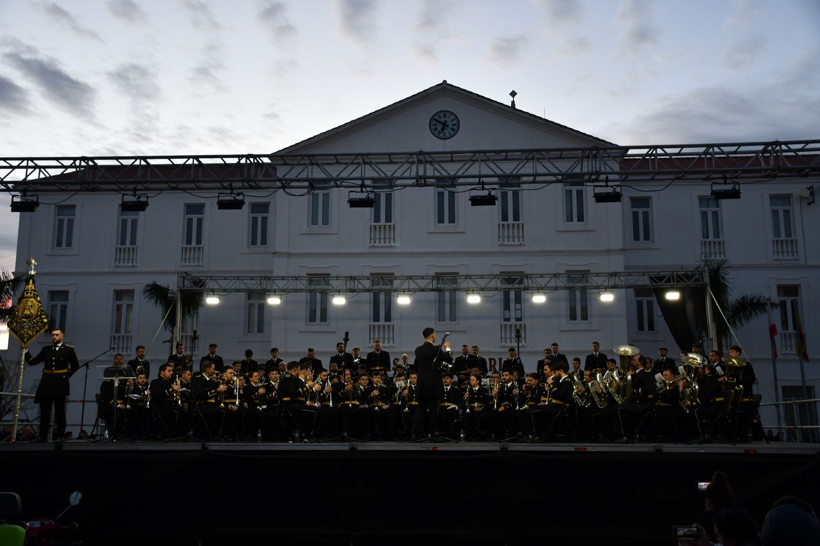 Un concierto de marchas procesionales llena Plaza de las Constituciones de San Roque