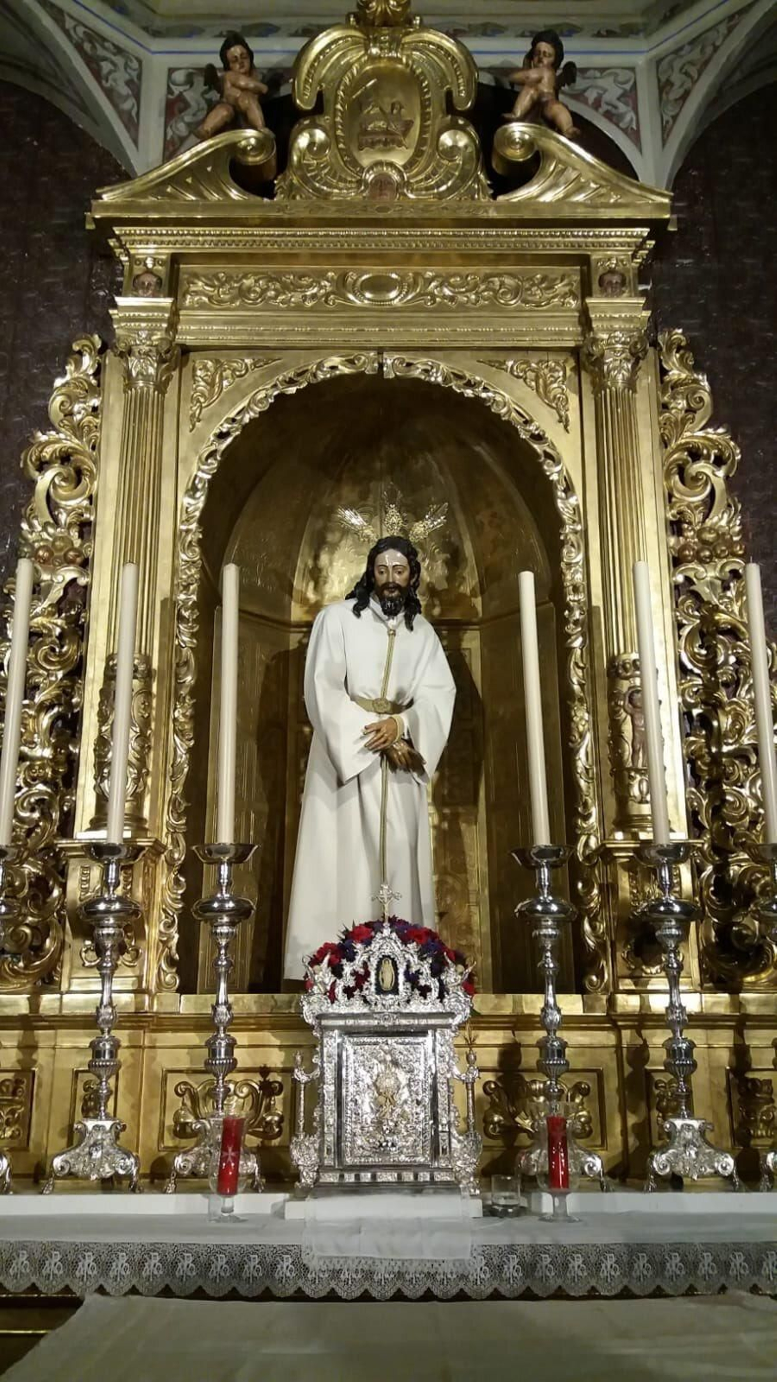 La capilla sacramental se sitúa en el lado del Evangelio y es una de las estancias más antiguas del templo