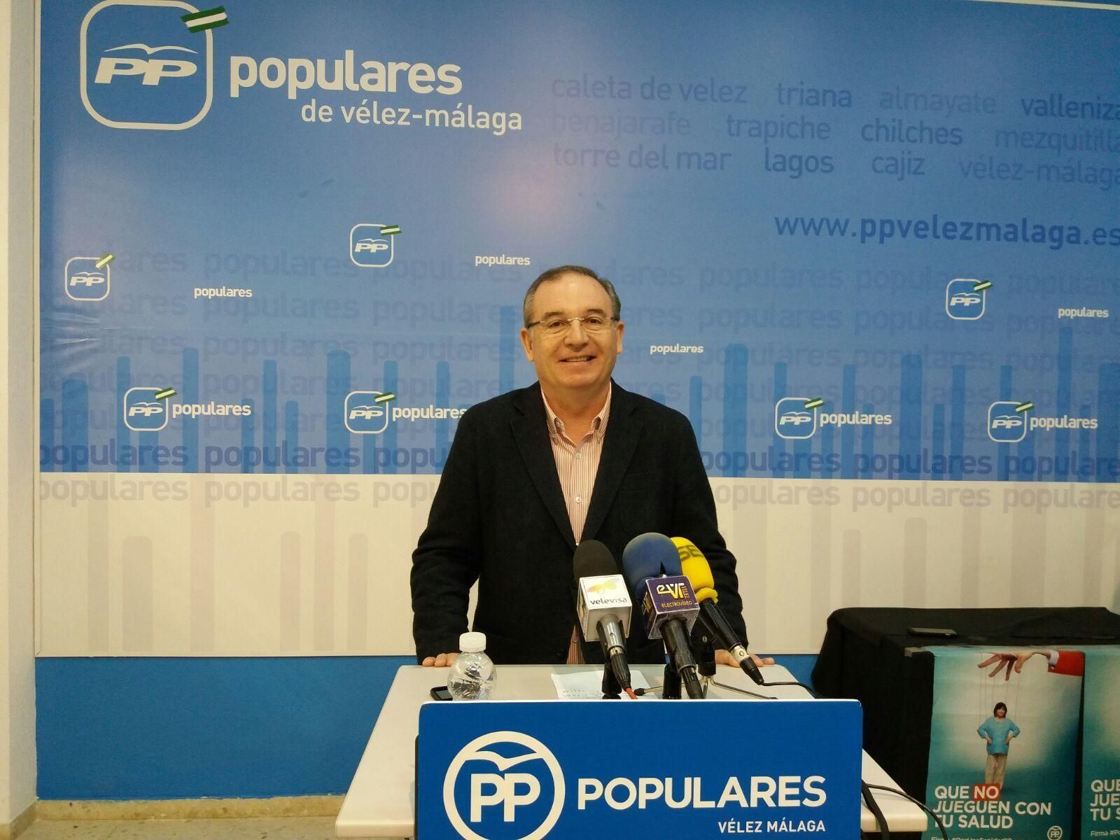 El presidente del PP en Vélez - Máalga, Francisco Delgado Bonilla en la sede.
