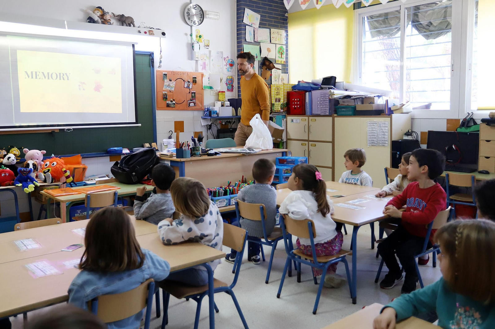 Imágenes de los alumnos de infantil de El Puntal haciendo de periodistas