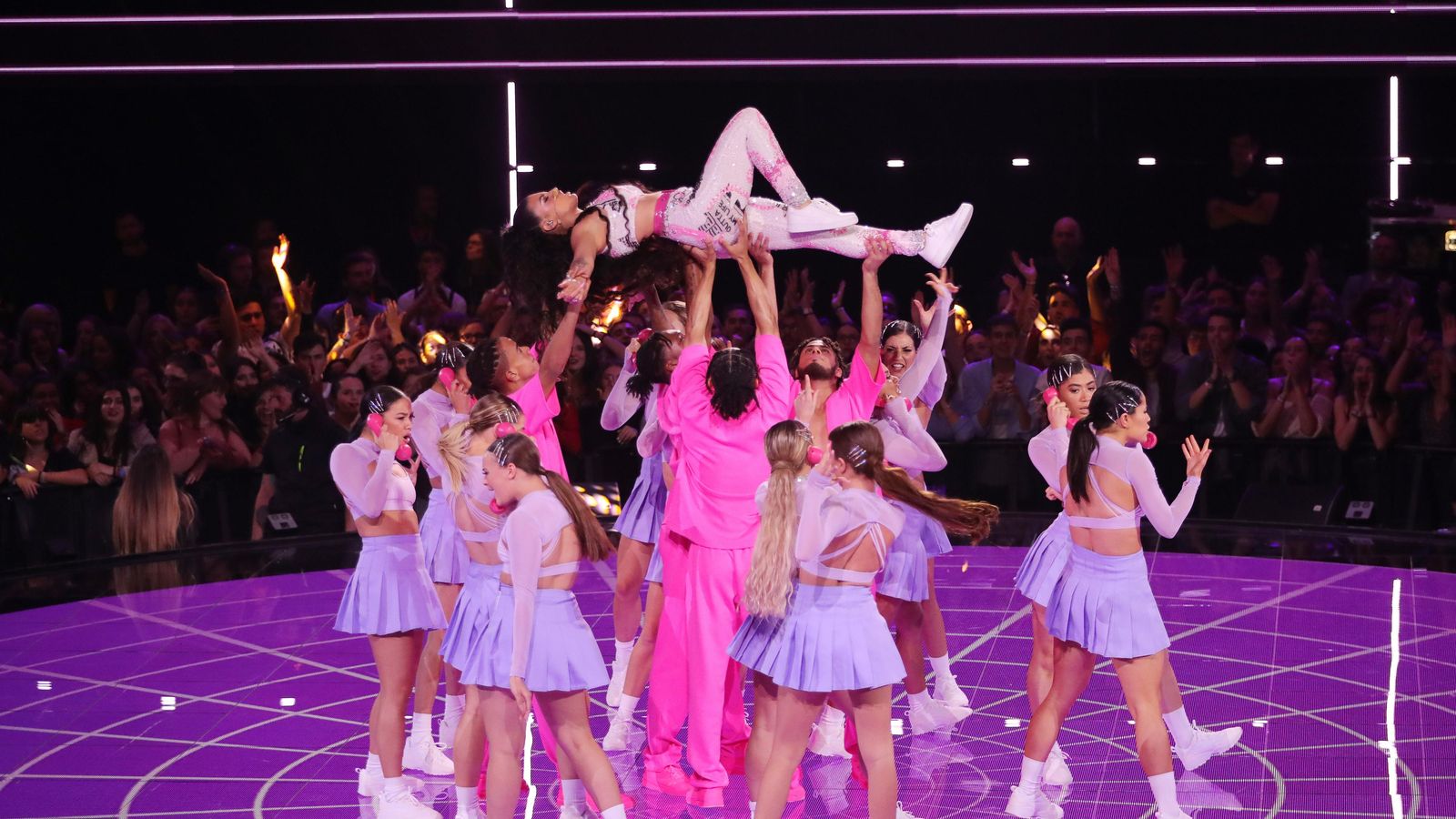 Mabel durante su actuación en los MTV EMA Sevilla