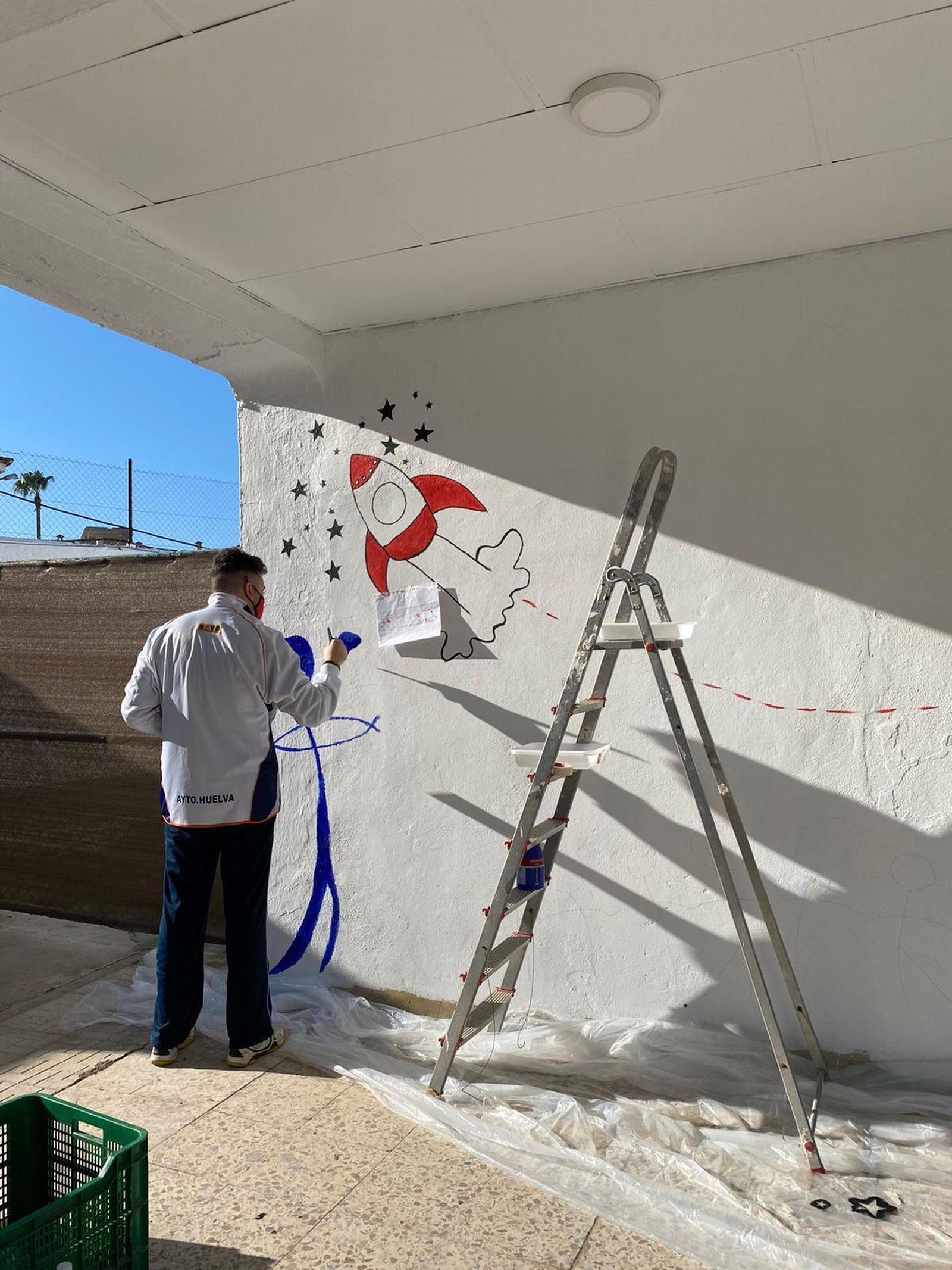José Antonio pinta la fachada del CAIT de PIzarra.