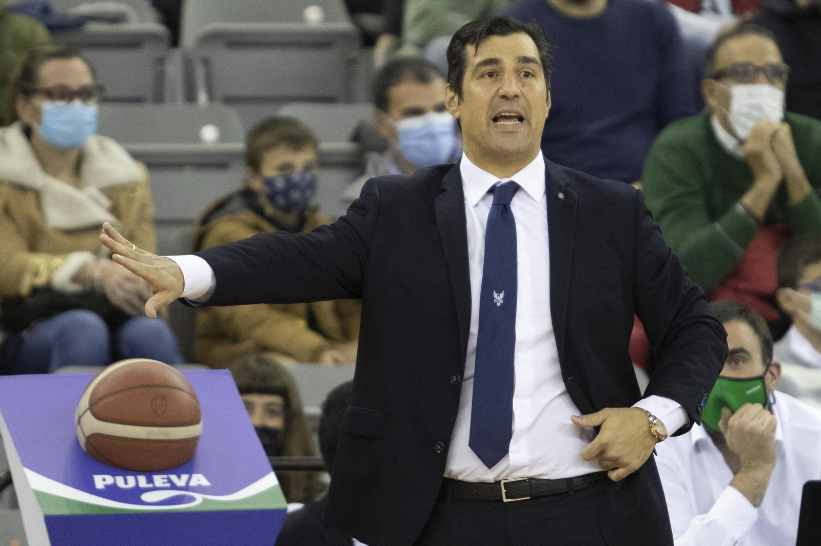 Pablo Pin da instrucciones a sus jugadores en el duelo ante Valladolid.