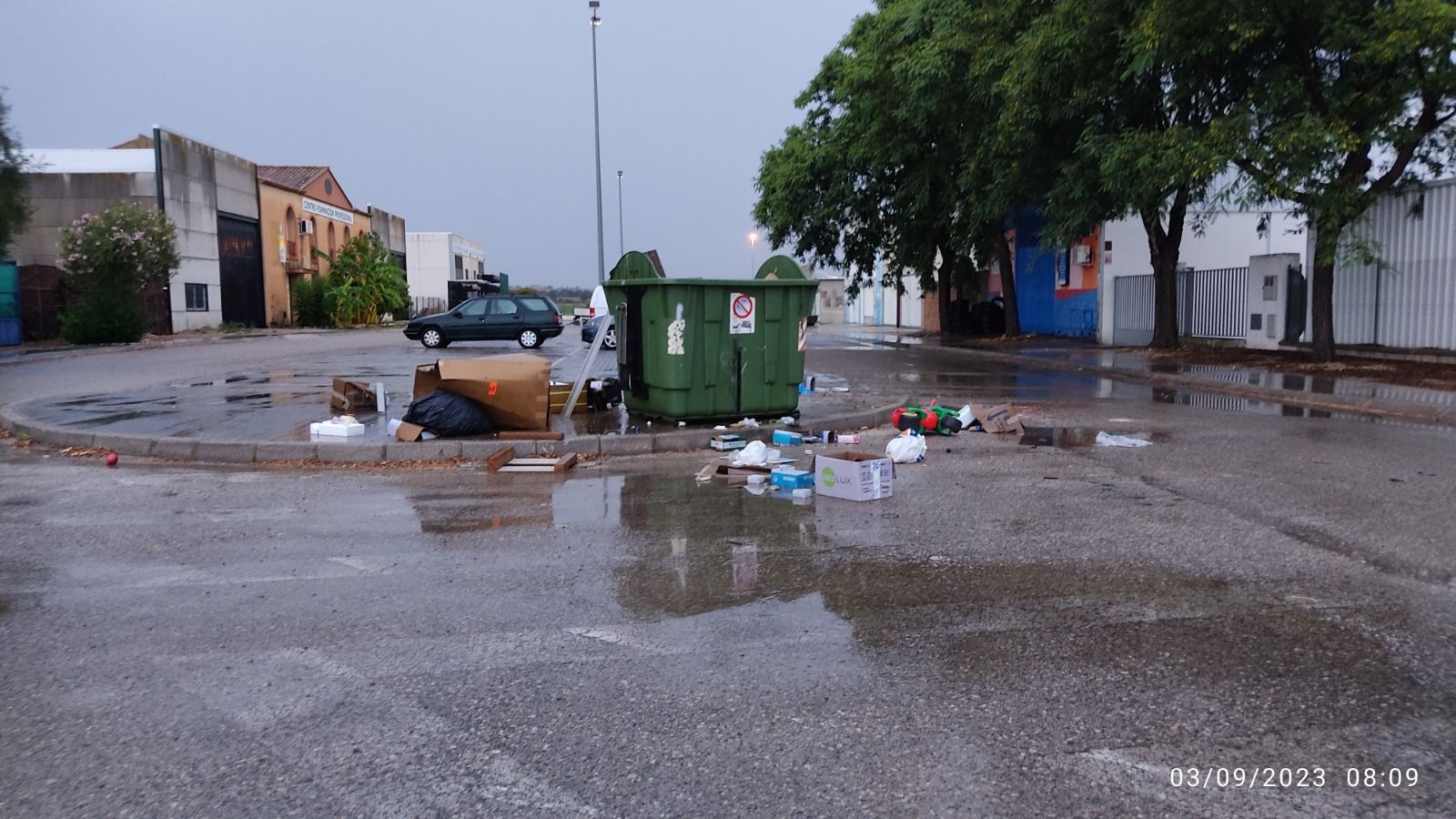 Basura acumulada y tirada por las calles del polígono industrial de La Barca.