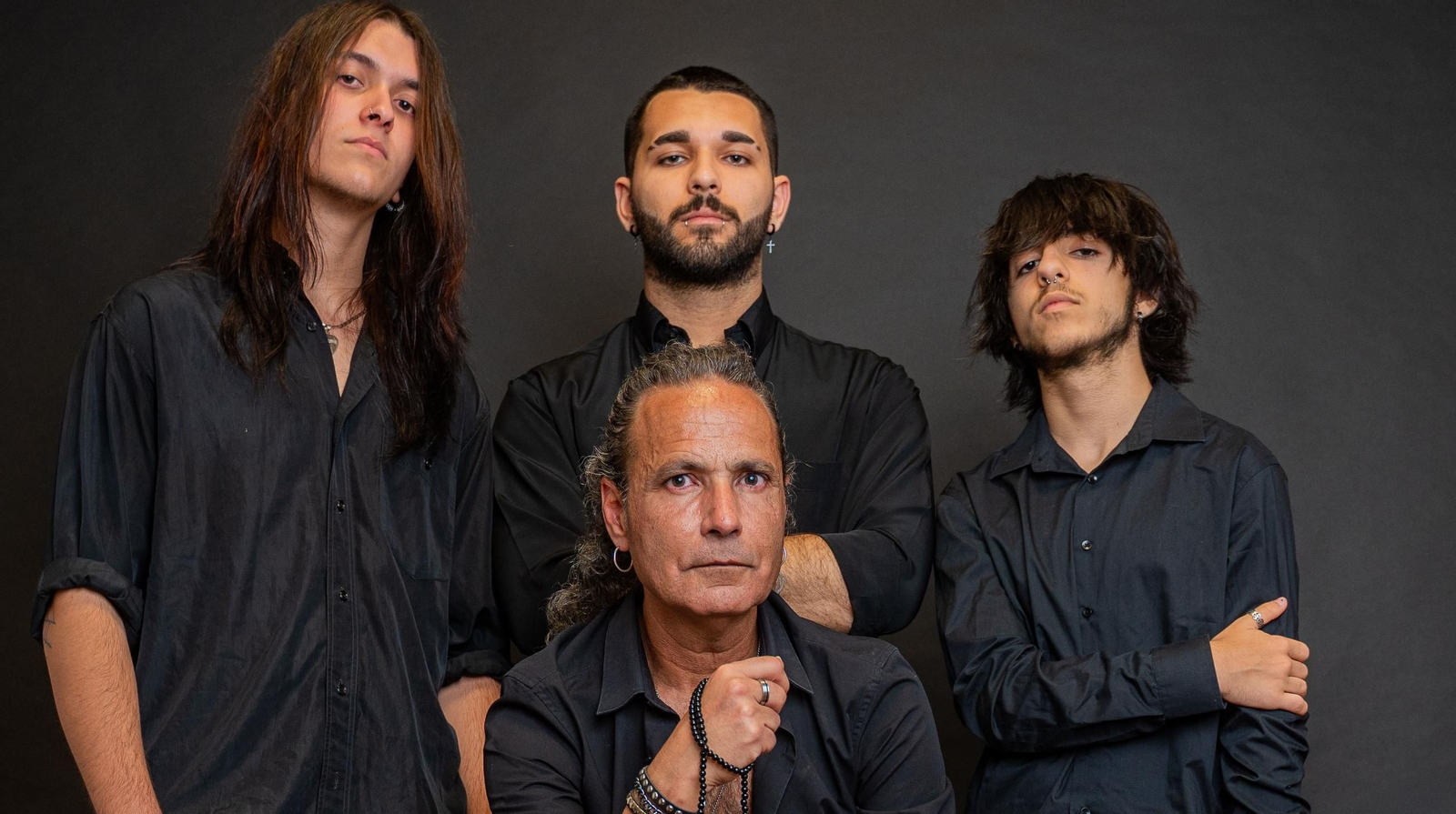 Héctor ‘Tote’ Núñez, acompañado detrás, por Laure González, Héctor Núñez y Hugo Núñez.