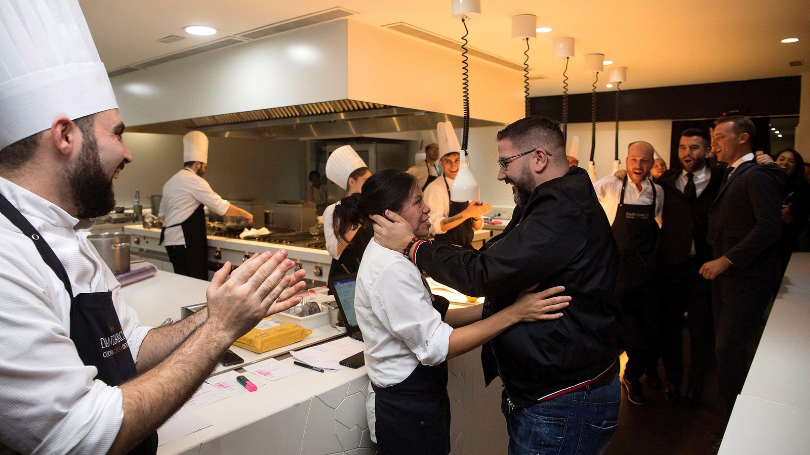 El cocinero felicita a su equipo tras ganar la tercera Estrella.