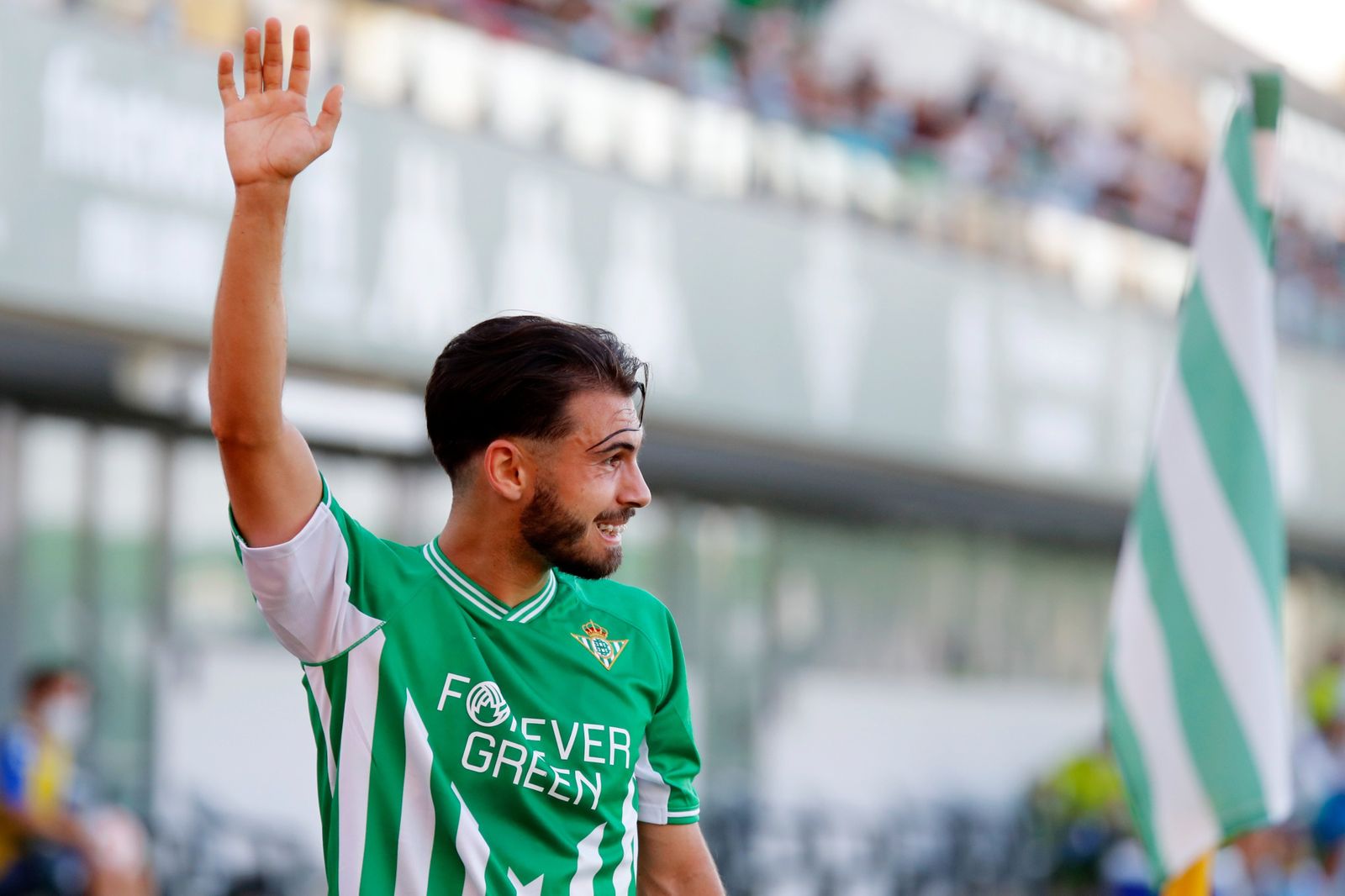 Lara se dispone a sacar un córner en un momento del encuentro ante el UCAM Murcia.