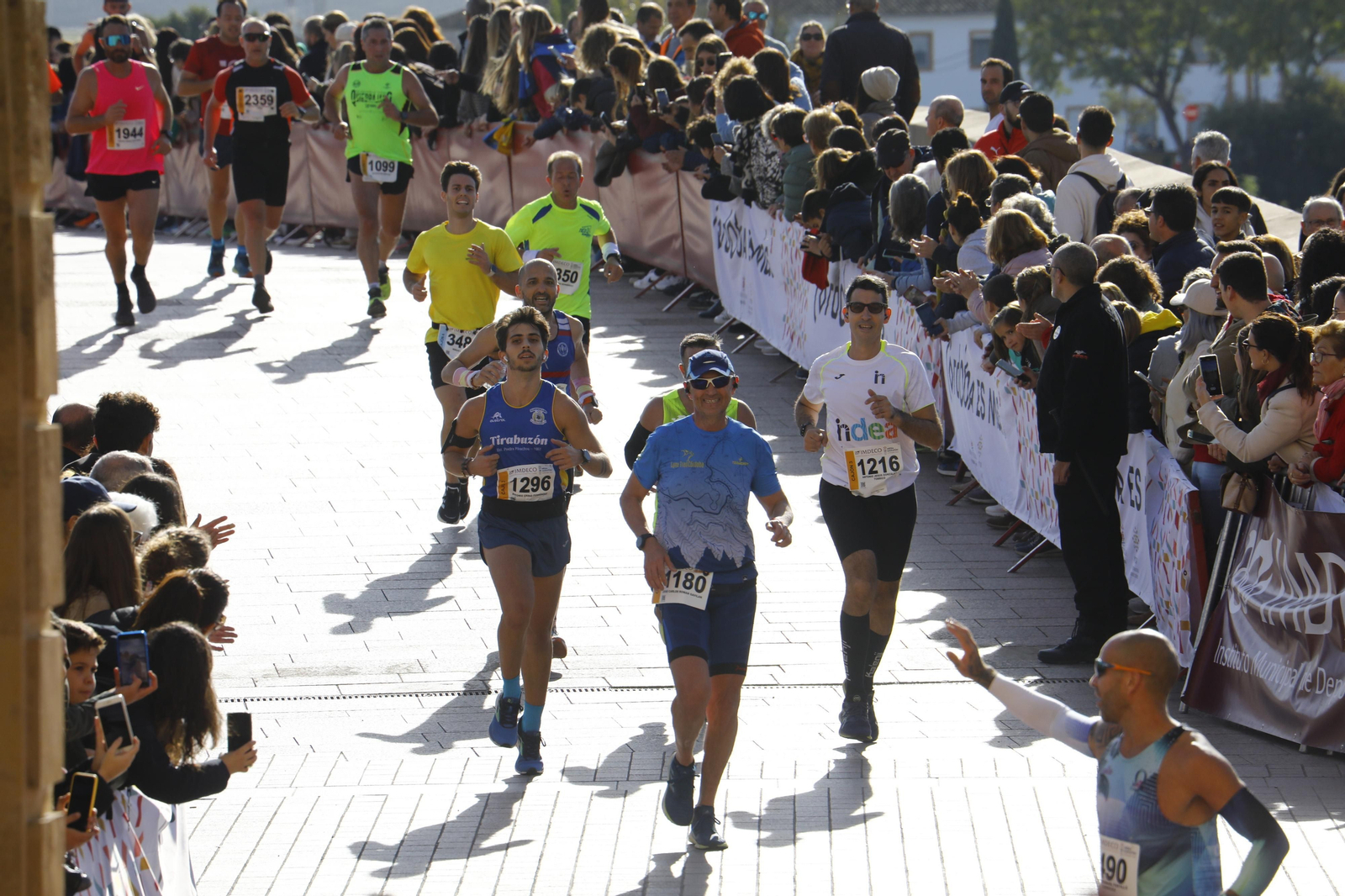 La gloria de cruzar la Puerta del Puente: imágenes de la meta de la 36 Media Maratón de Córdoba