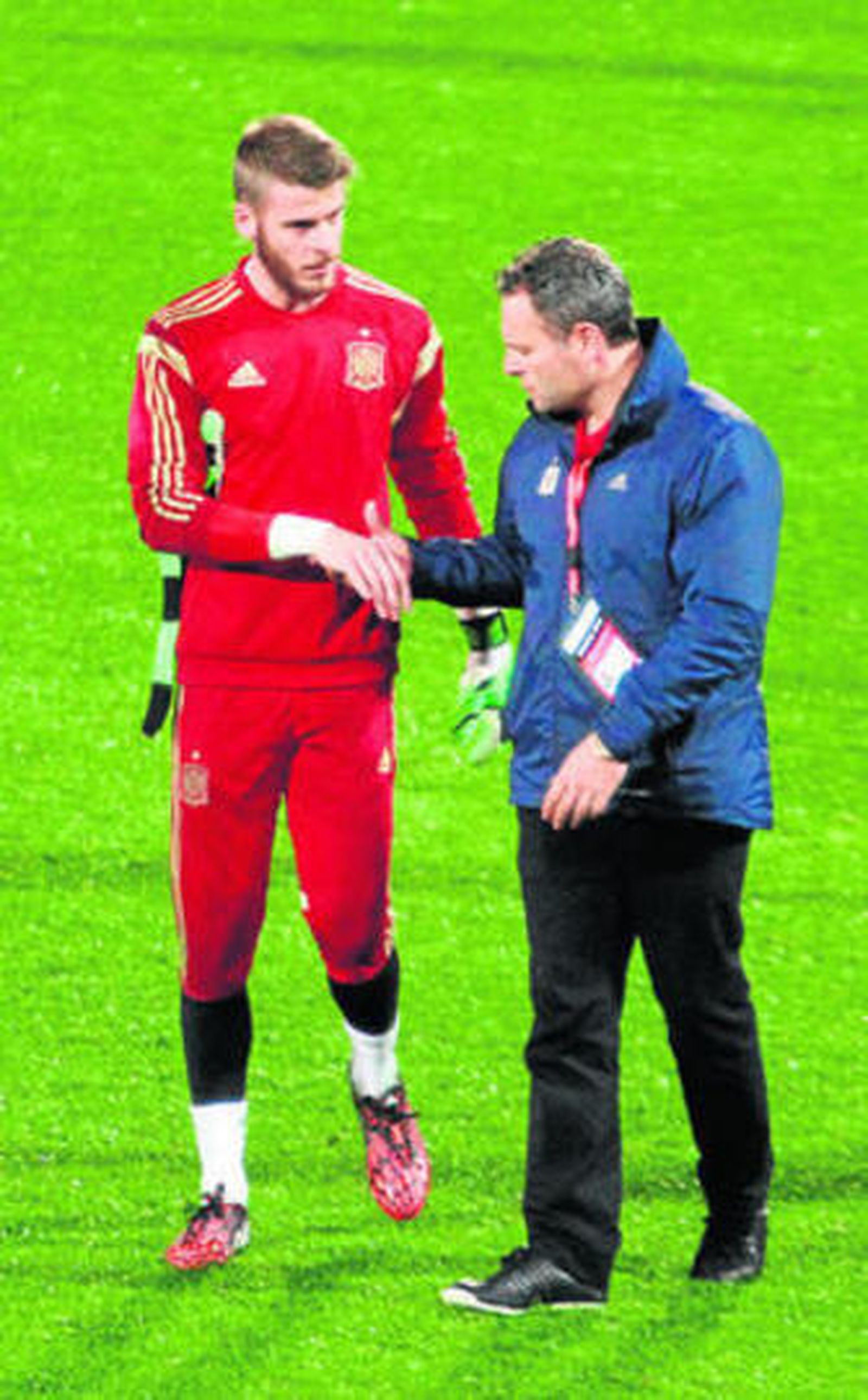 De Gea le muestra su mano derecha al doctor Celada tras sufrir la luxación de un dedo en un golpe de Alcácer.