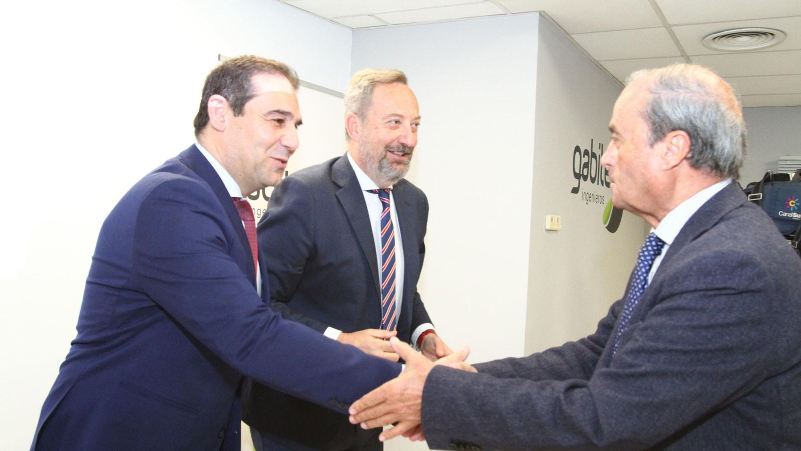 El presidente de la Cámara de Comercio, Antonio Ponce, saluda a José Luis Ramos y a Manuel Gómez