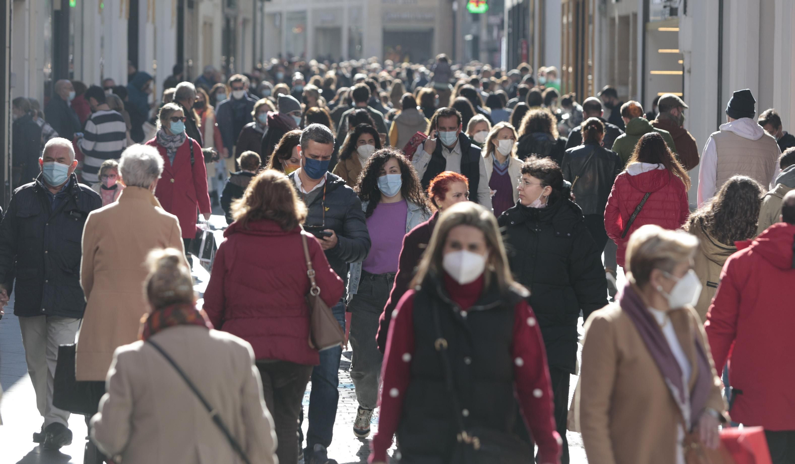 Una abarrotada calle Velázquez durante el primer día de las rebajas de enero.