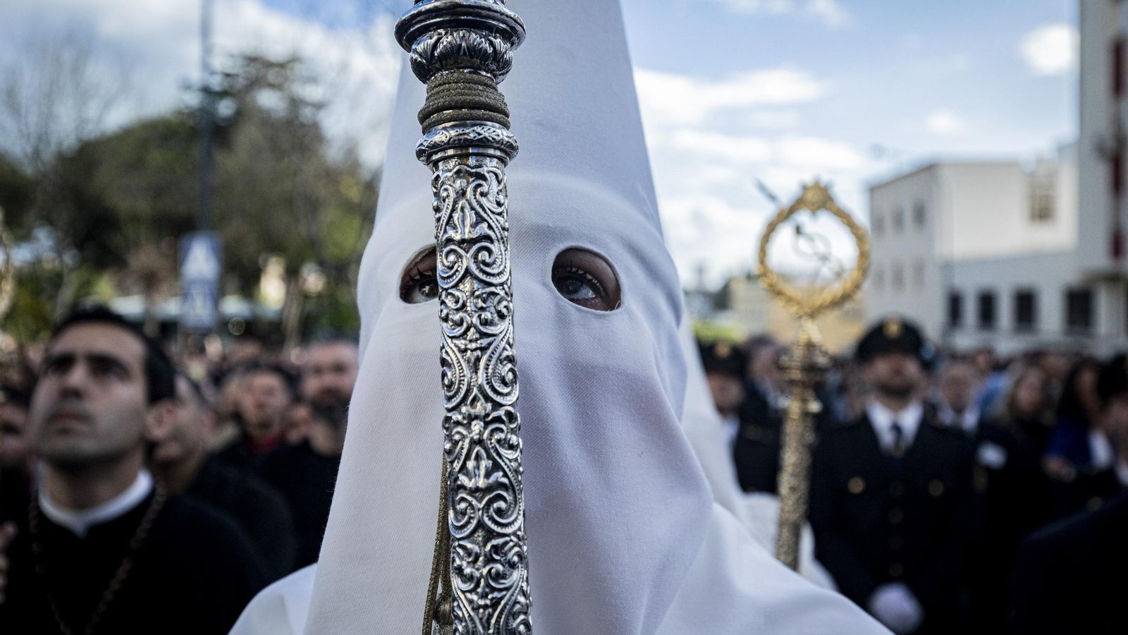En imágenes,  El Prendimiento de San Fernando tuvo que volverse a su templo entre lágrimas y lluvia