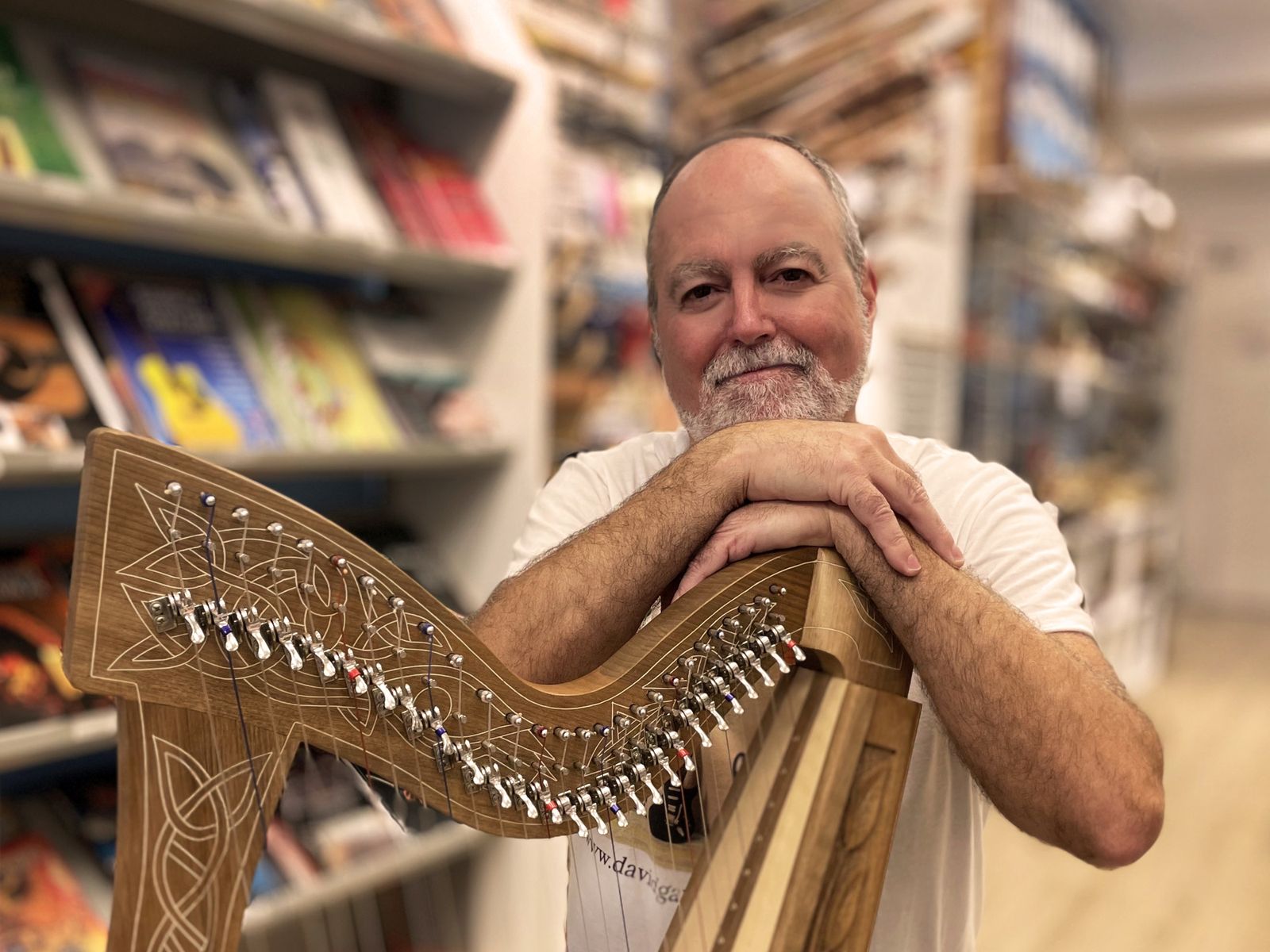 El onubense David Garrido Guil posa con su arpa.
