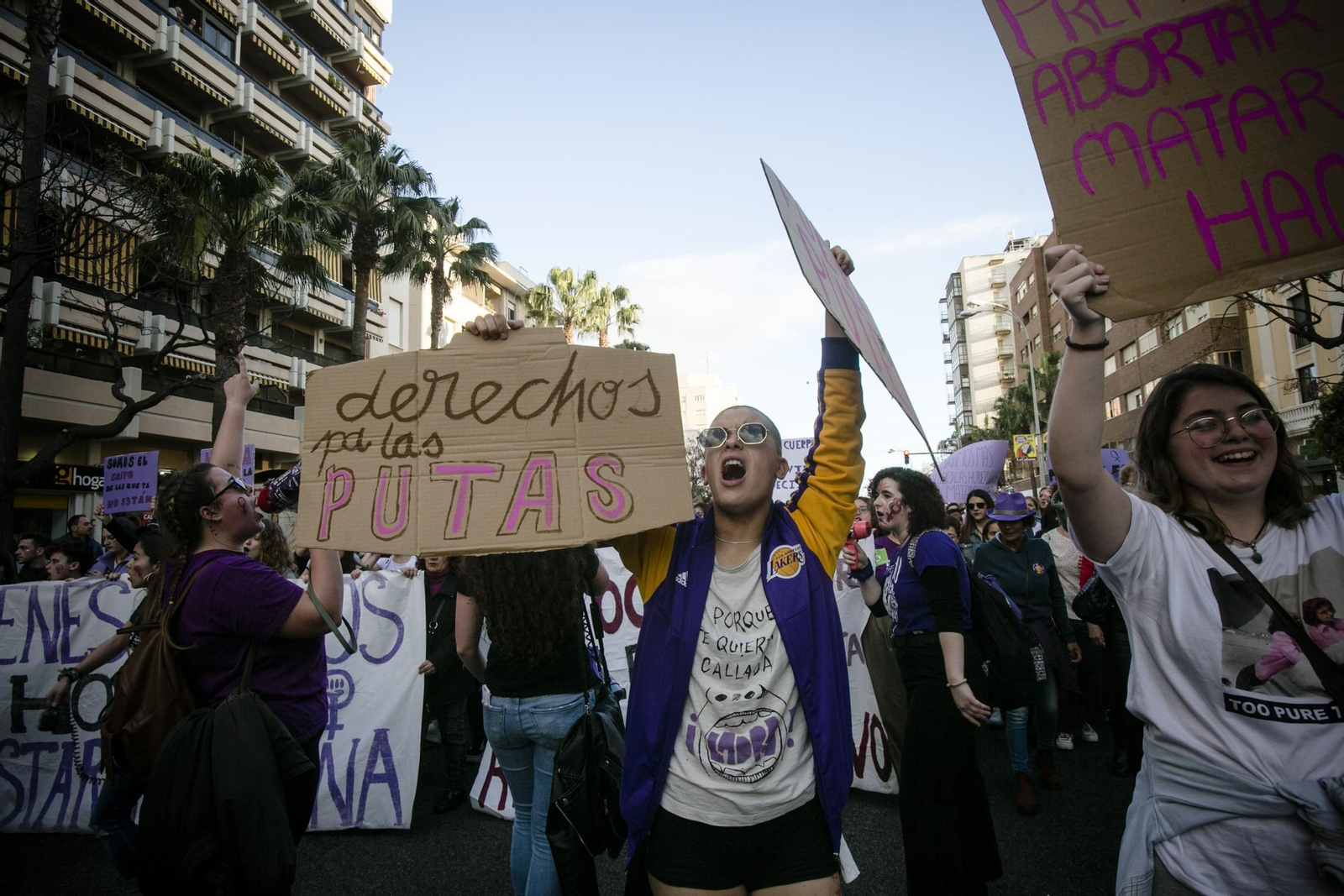 Miles de personas acudieron a  la gran manifestación del 8-M
