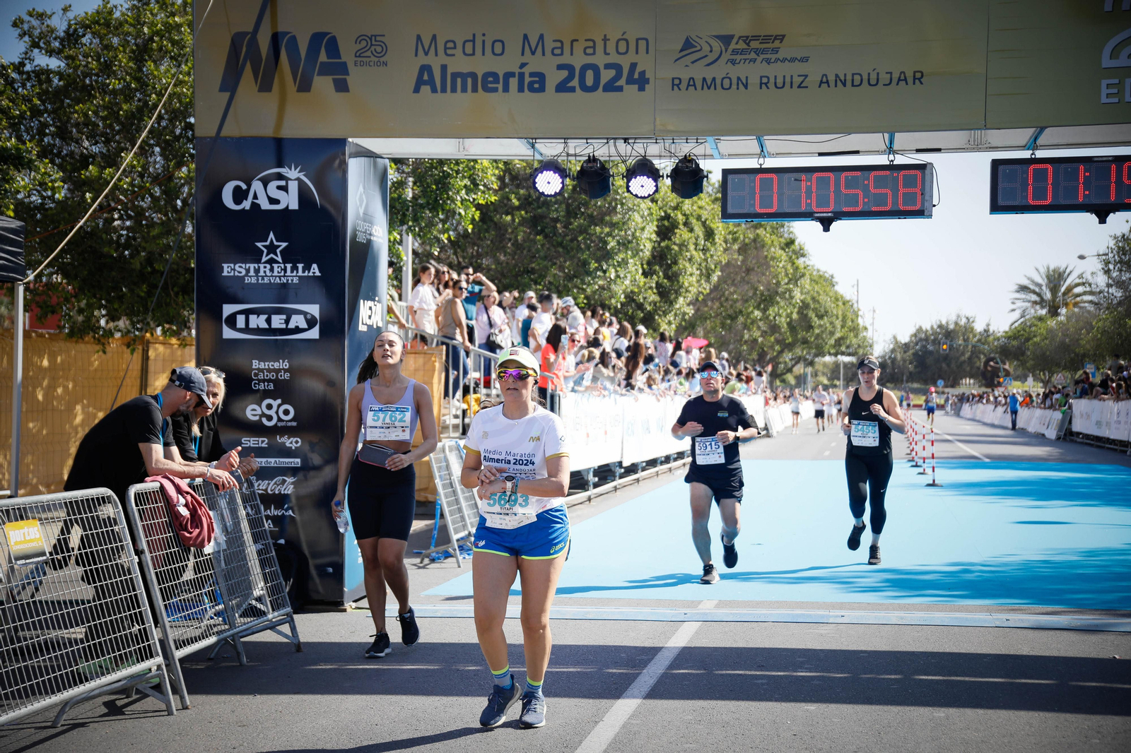 Imágenes de la llegada de la Media maratón Ciudad de Almería