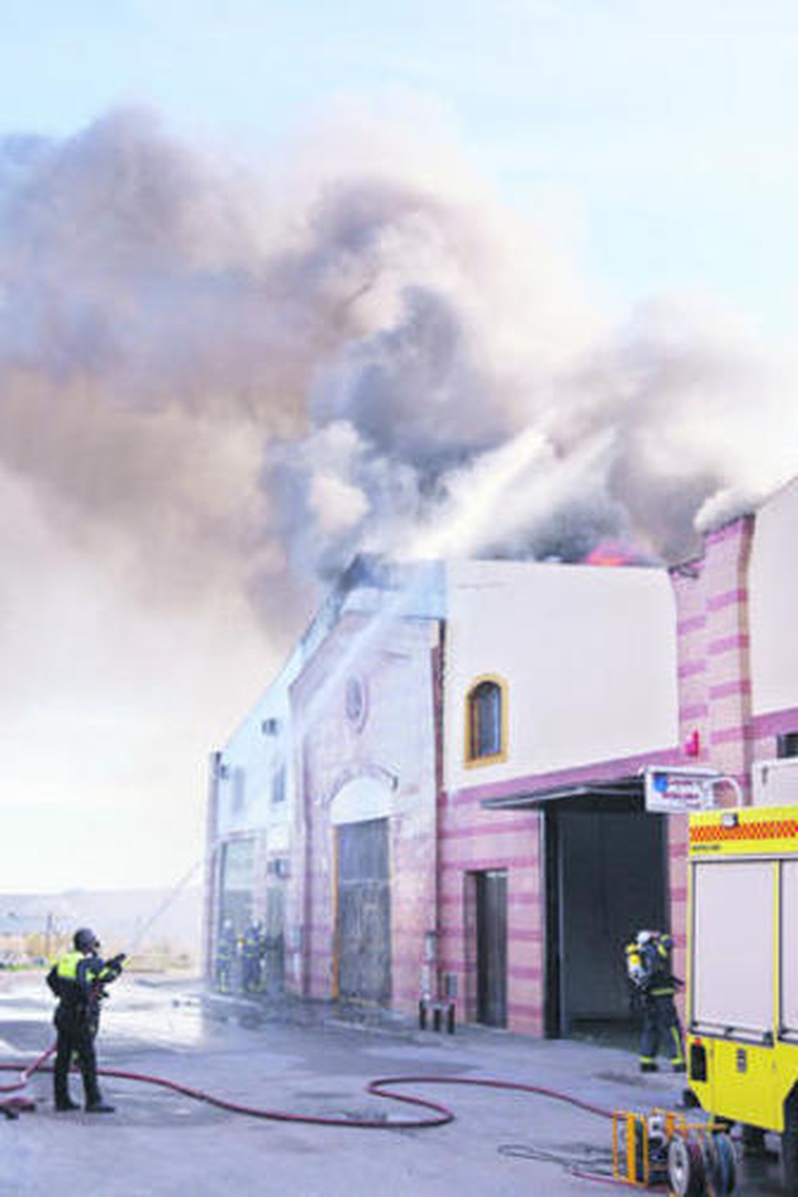 Bomberos, apagando el fuego en la tarde de ayer.