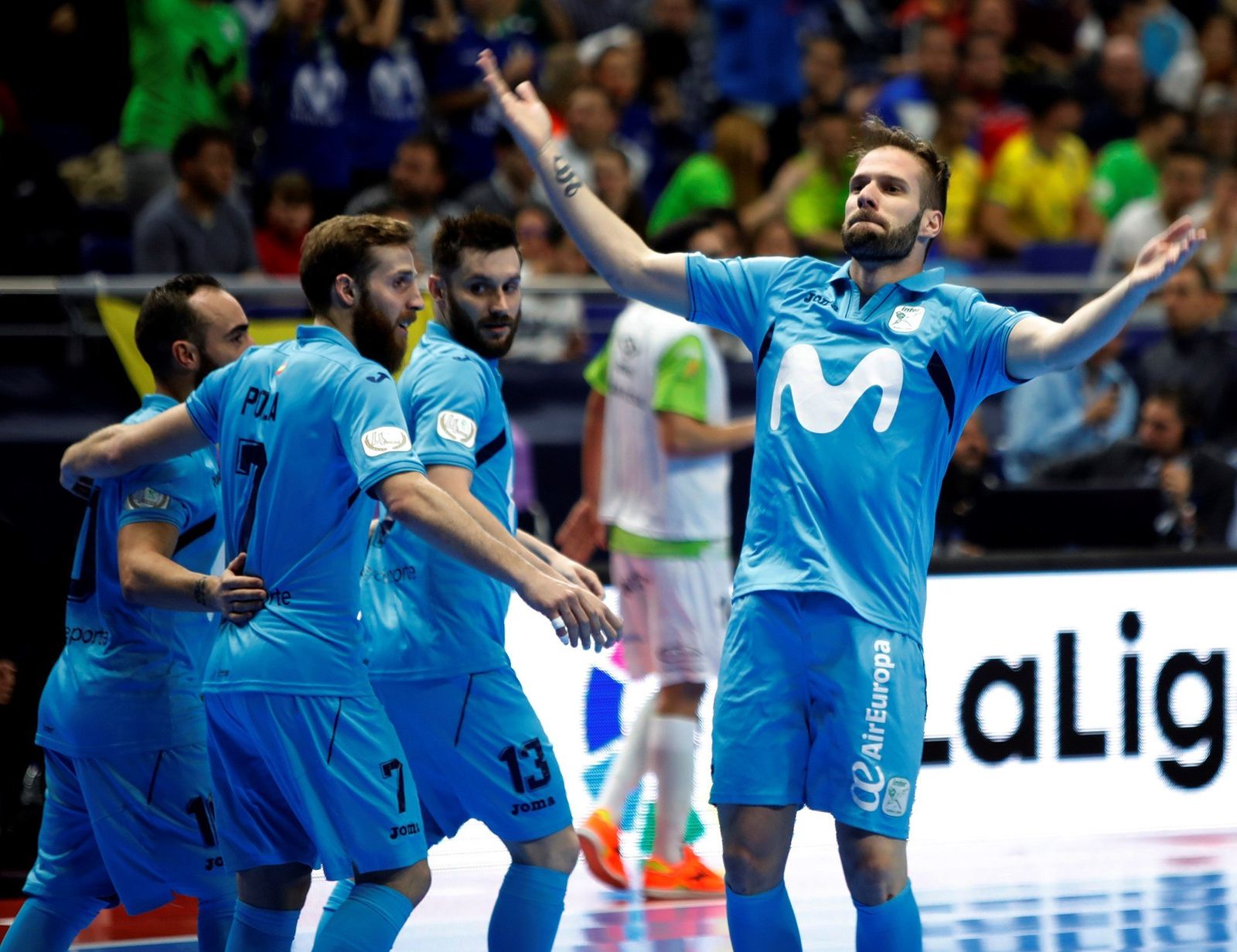Solano celebra un gol con la camiseta del Inter Movistar.