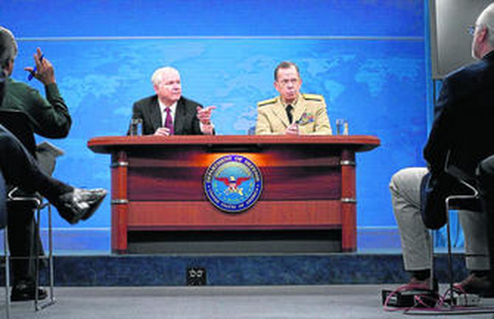 El secretario de Defensa, Robert Gates, y el jefe del Estado Mayor, Mike Mullen, durante la rueda de prensa en el Pentágono.