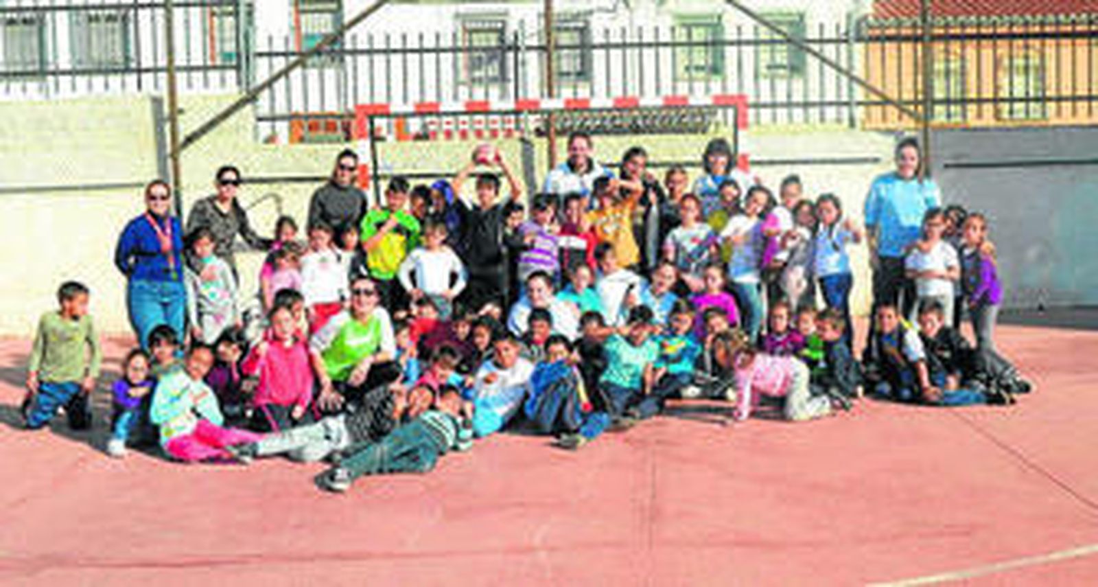 Jugadoras y alumnos posan tras la actividad.
