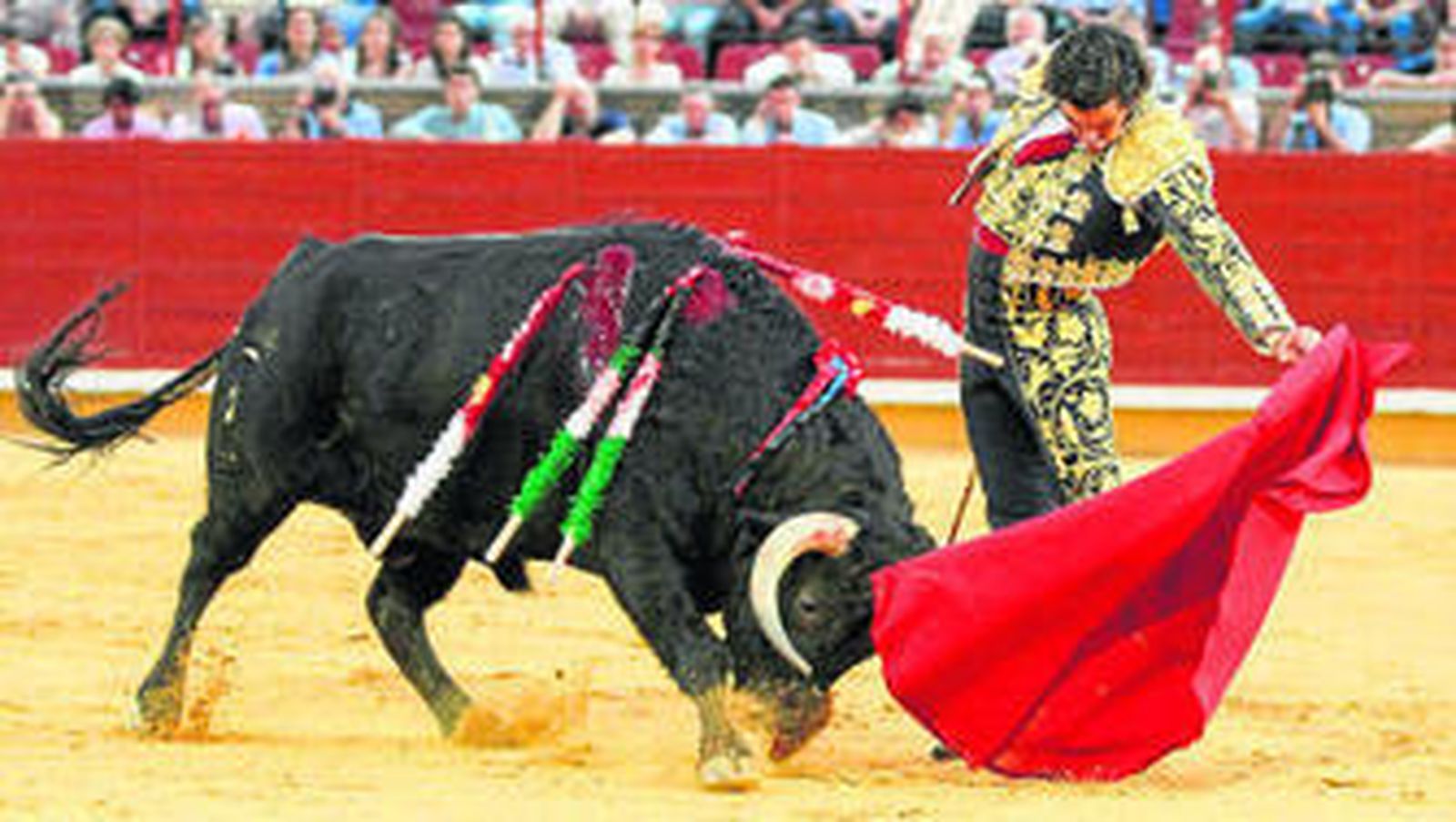 El diestro sevillano Morante de la Puebla en un natural, ayer, en la plaza de Los Califas.