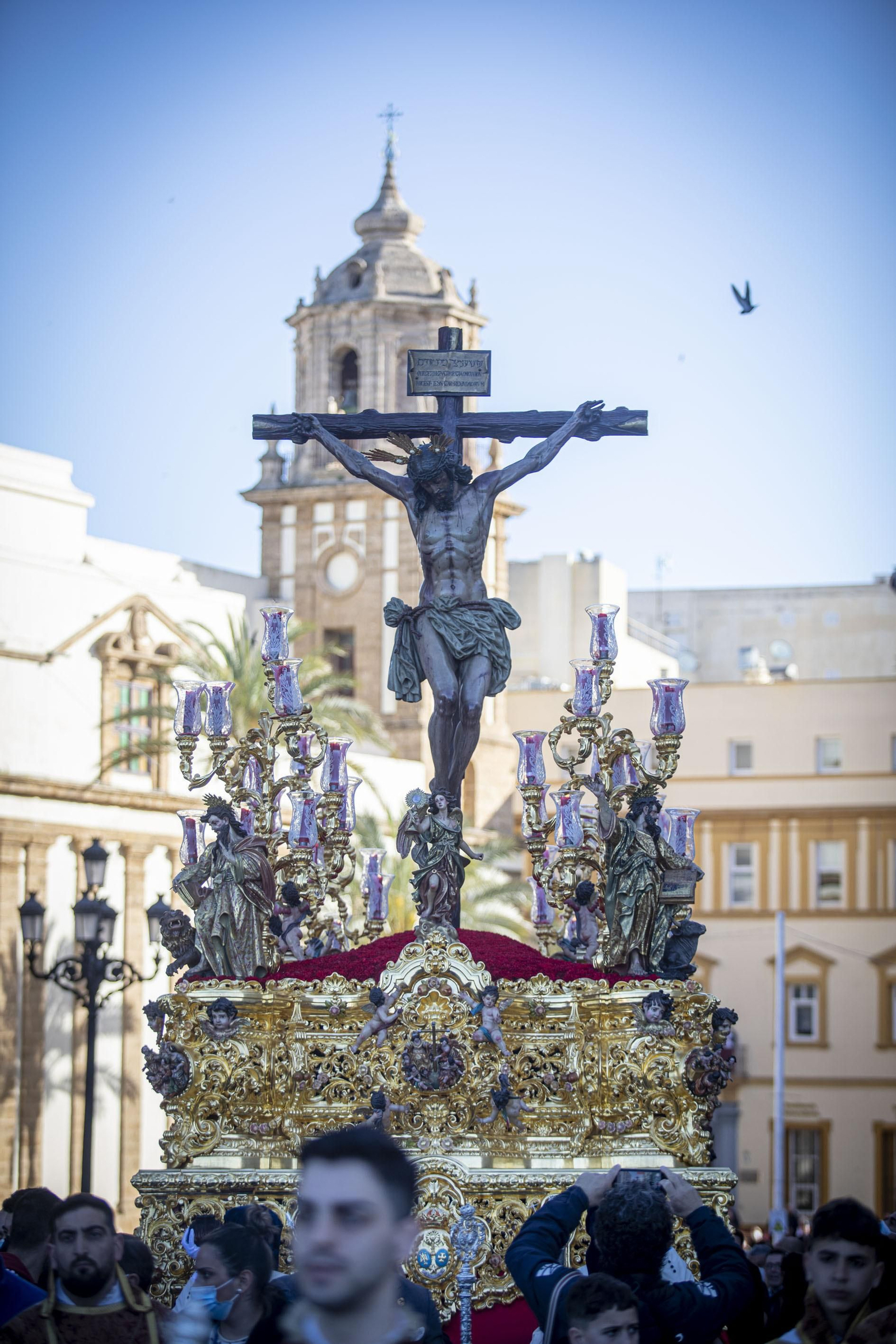 Imágenes del regreso de La Palma a su templo en la Semana Santa de Cádiz 2022