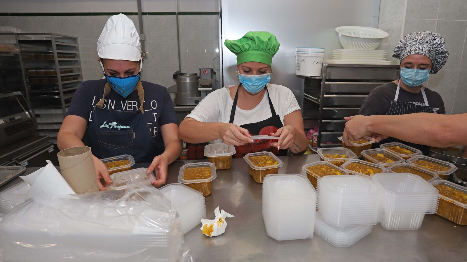 Los fogones que preparan los menús del Comedor del Carmen de Algeciras