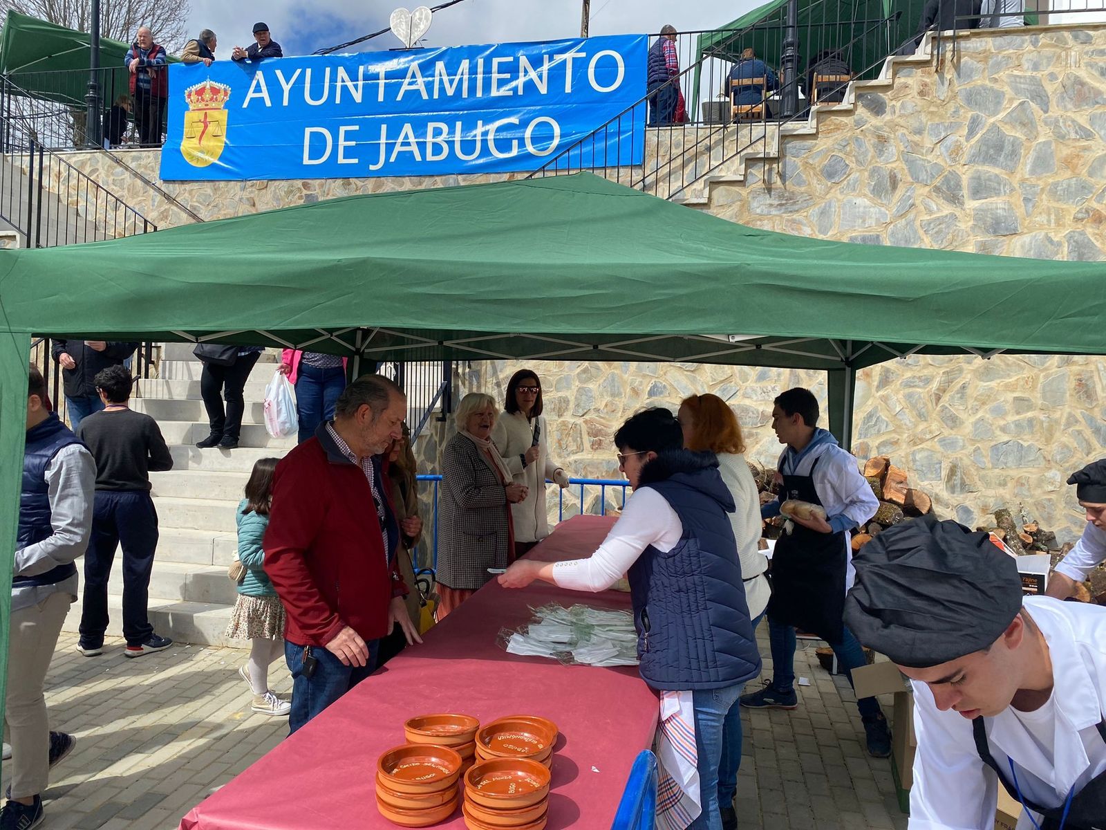 El mayor cocido del mundo cocinado en Jabugo, en imágenes.