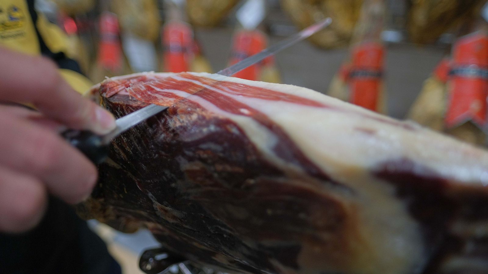 Las lonchas deben ser muy finas y un cuchillo bien afilado es fundamental.