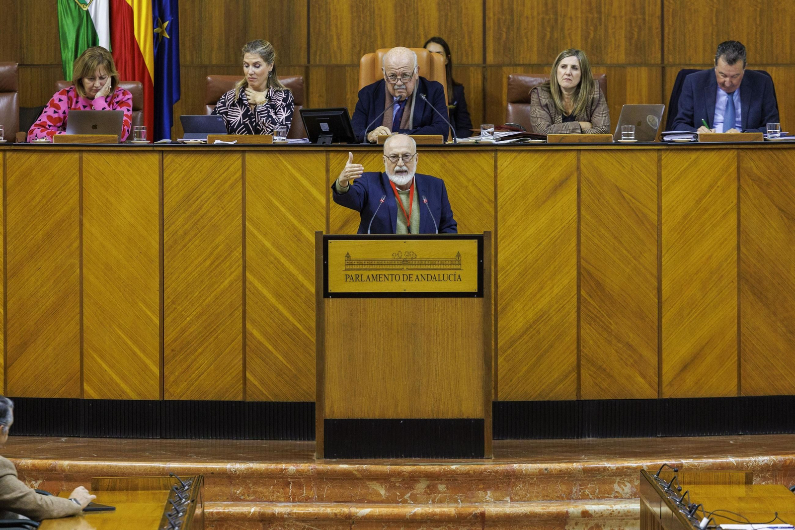 El portavoz de las Mareas Blancas, Sebastián Martín Recio, defiende la iniciativa legislativa popular en el Parlamento.