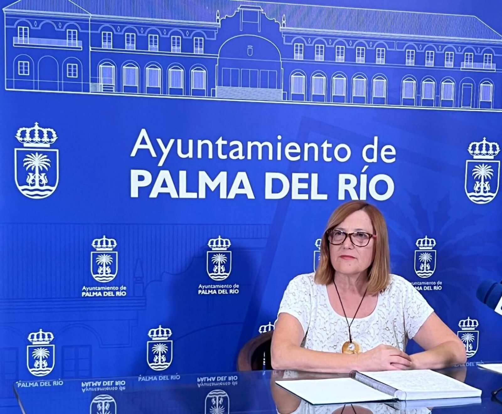 La alcaldesa de Palma del Río, durante una comparecencia.