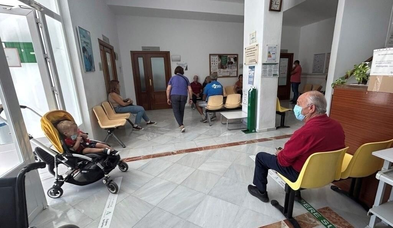 Varios usuarios en la sala de espera de un centro de salud de la provincia.