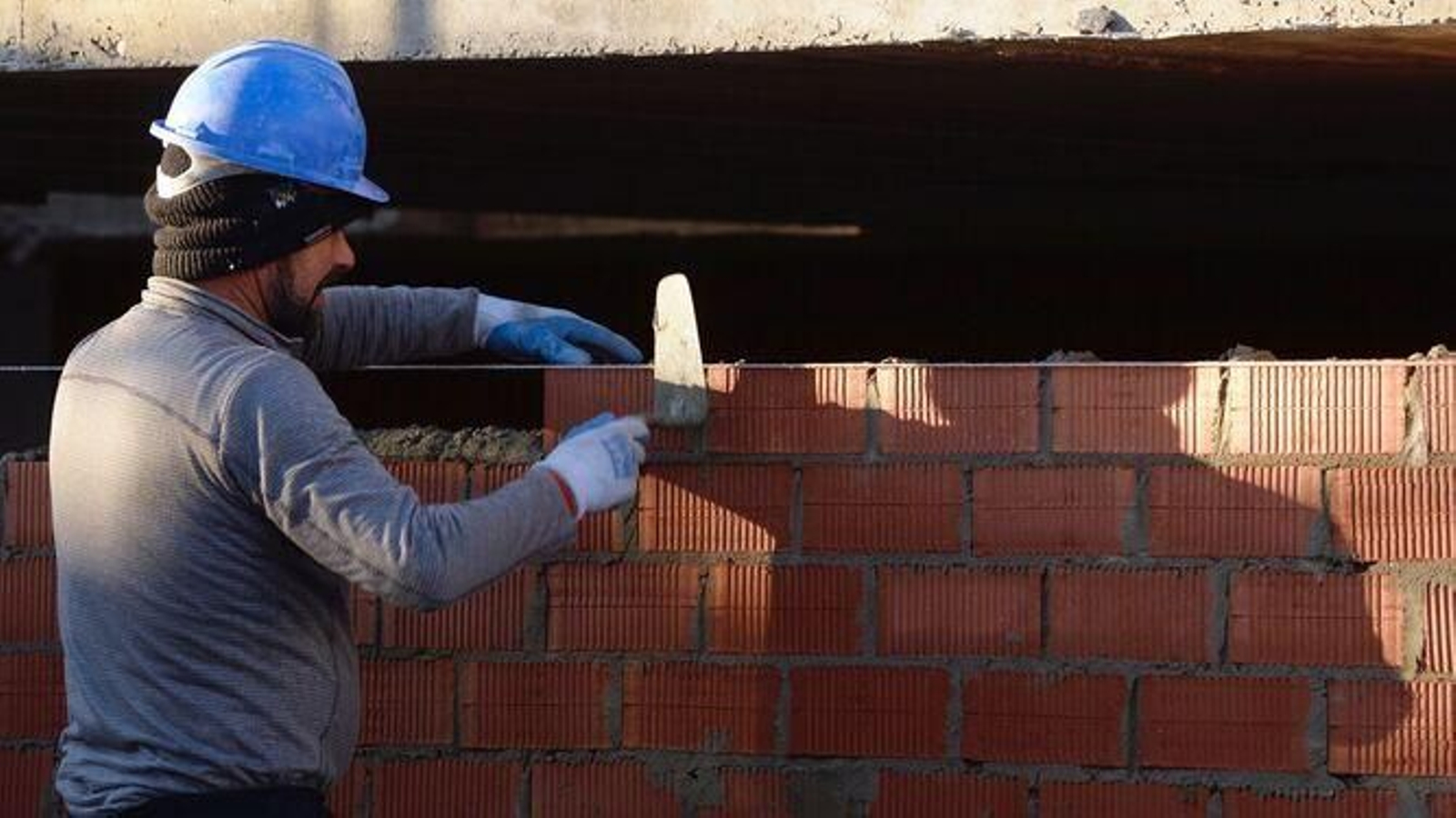 Un albañil trabajando en una obra Un albañil trabajando en una obra
