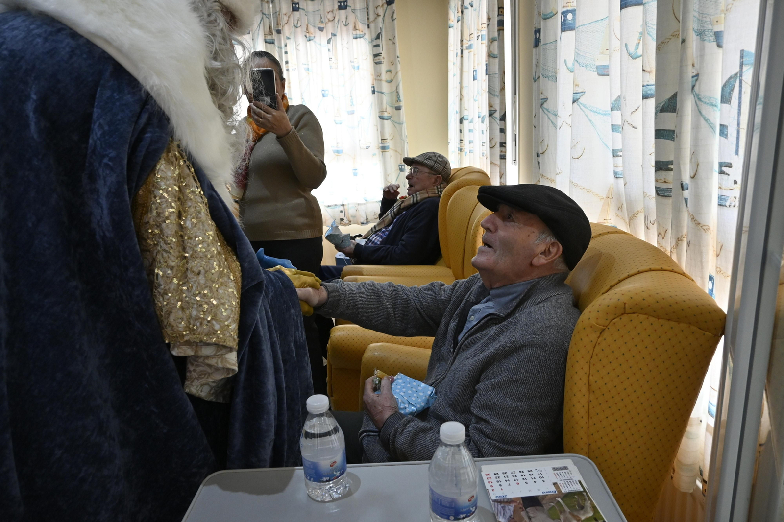 Visita de los Reyes Magos a los ancianos de los asilos de Huelva, en imágenes