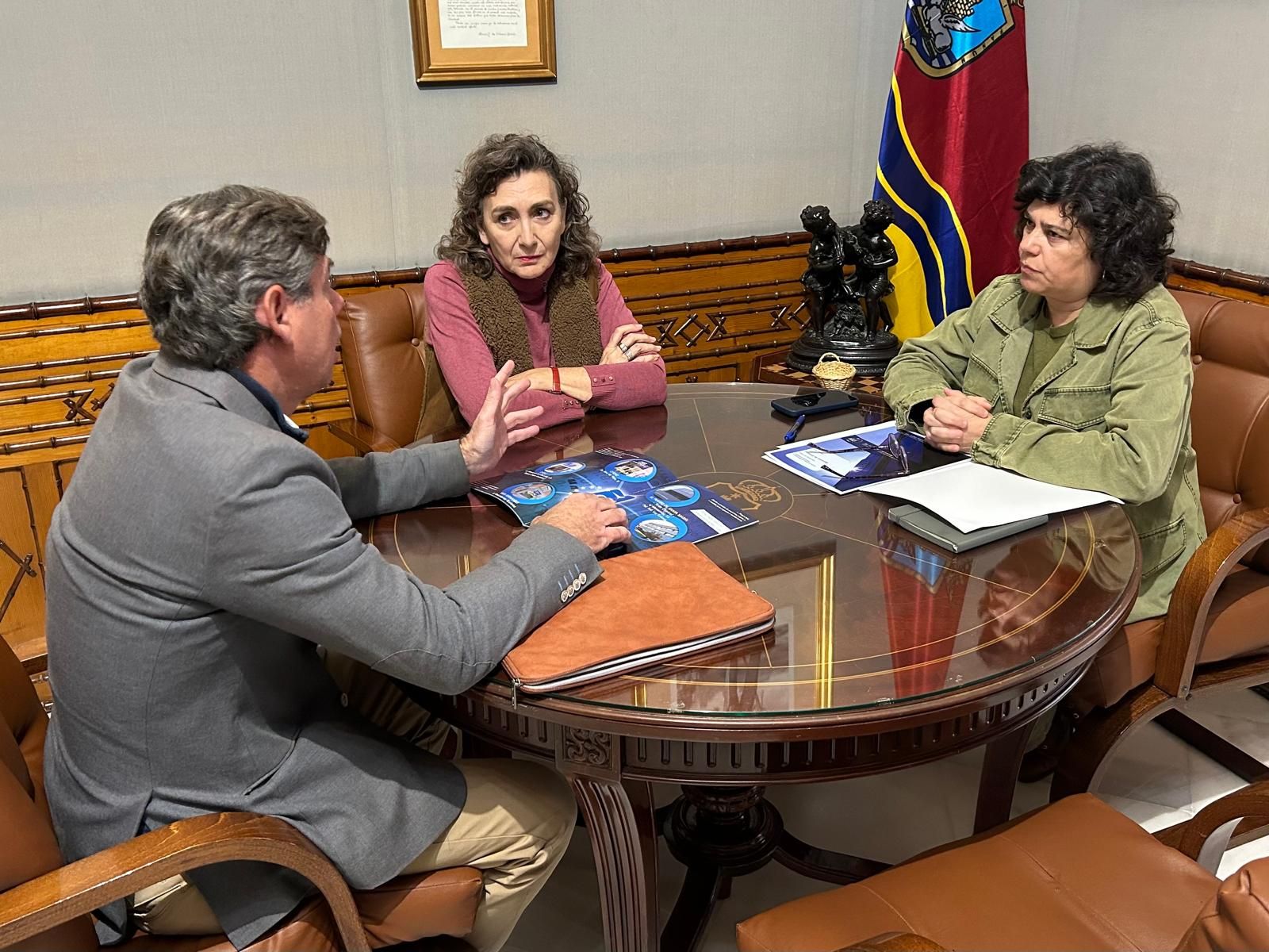 Reunión para la apertura del centro de empresa en Sanlúcar.