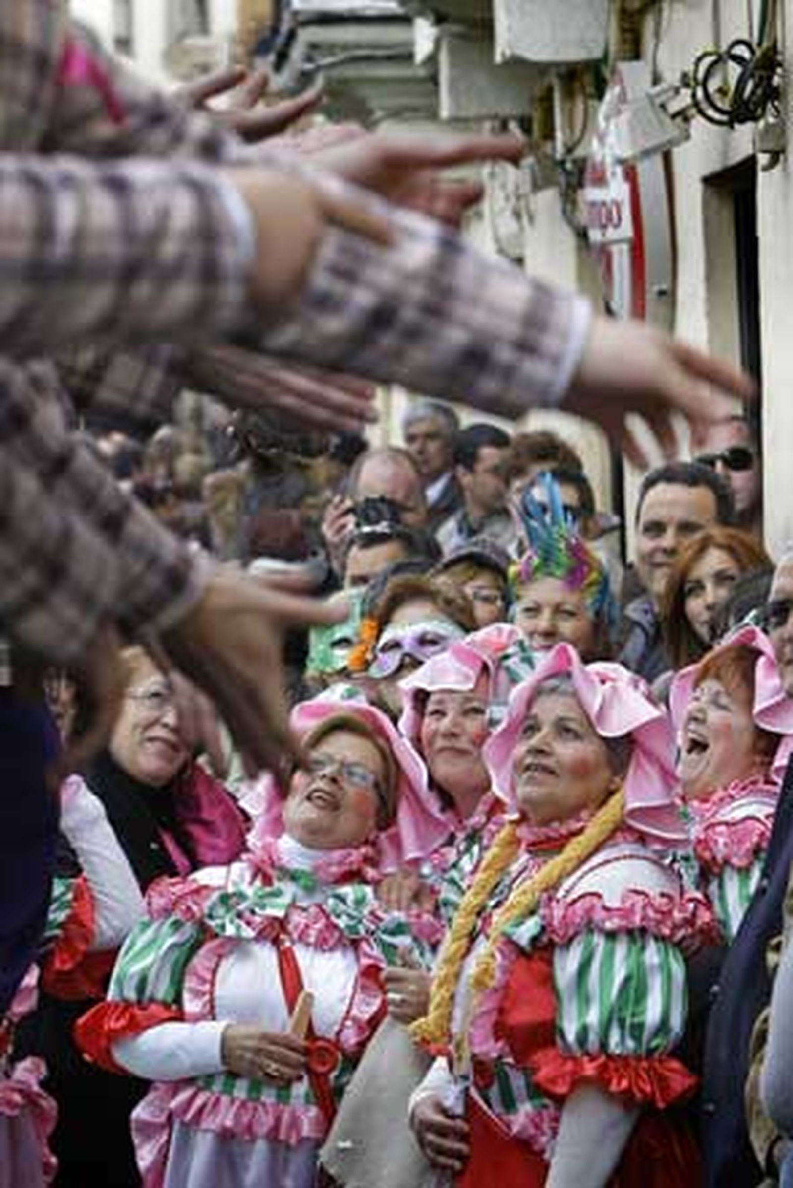Gaditanos y foráneos tomaron las calles del centro en el primer fin de semana de Carnaval

Foto: Julio Gonzalez