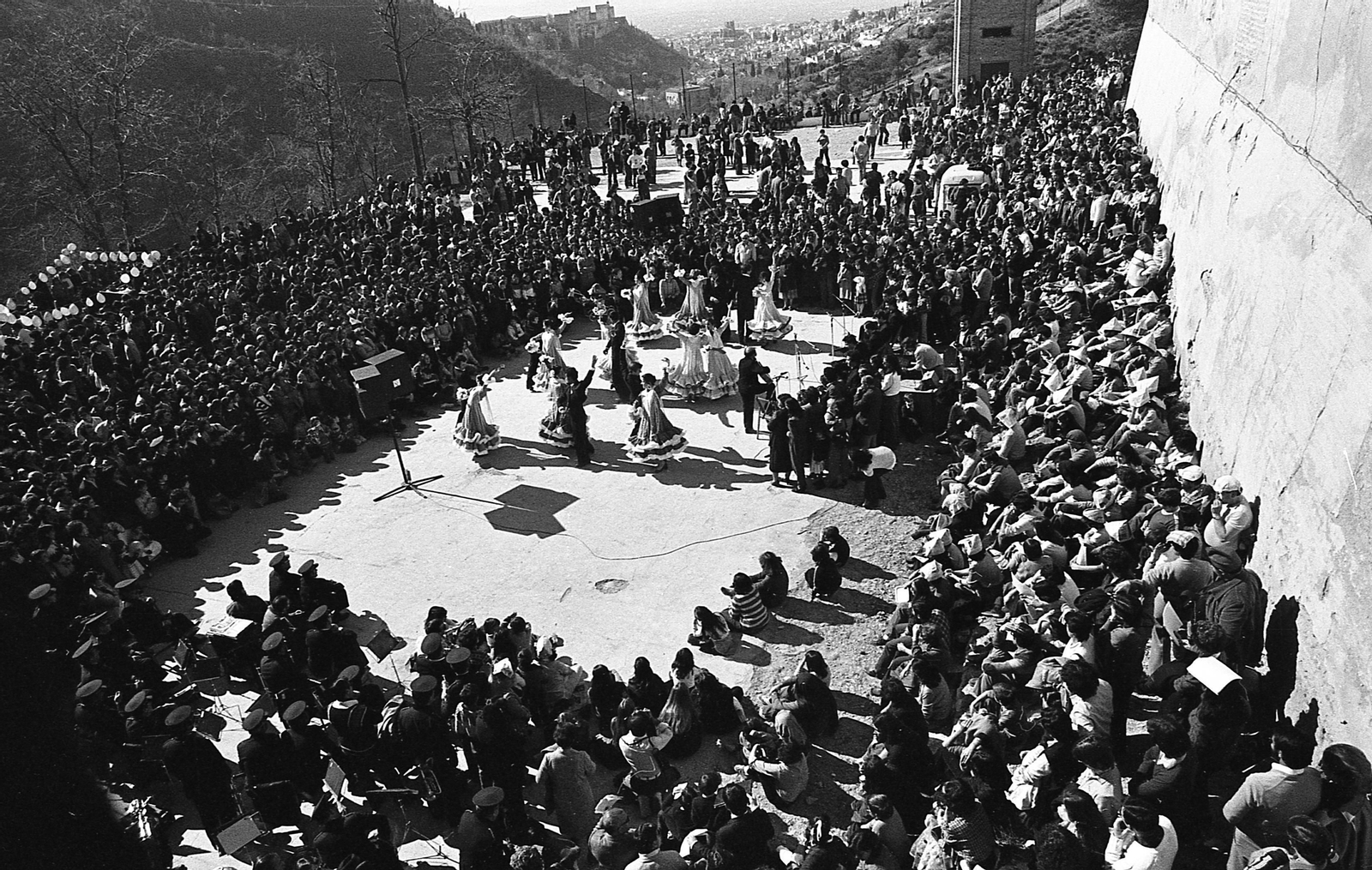 Vista de la explanada de la abadía donde se celebran los bailes.