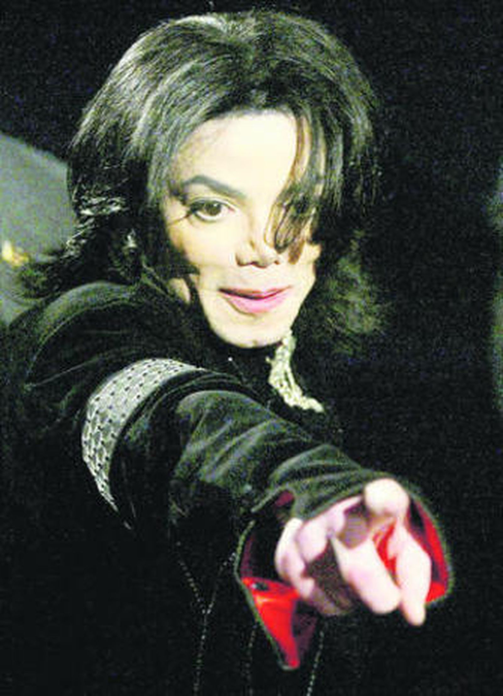 1. Michael Jackson en una de sus apariciones más recientes, ya apartado de los escenarios. 2. Imagen de uno de sus últimos ensayos, en los que se mostraba pletórico. 3. Uno de los pasos de baile típicos de Jacko. 4. La energía que le caracterizó había vuelto y quería mostrarlo a sus fans.