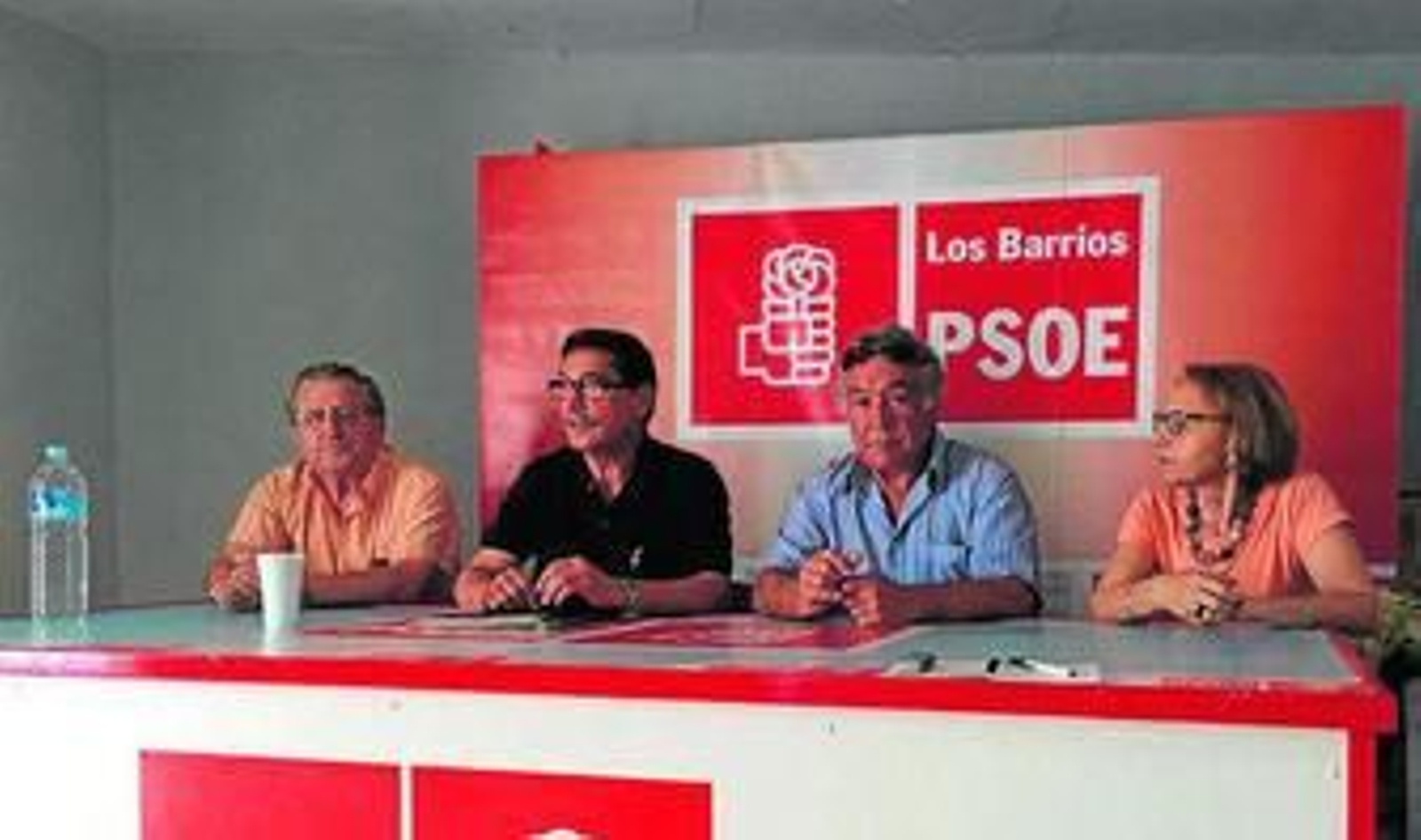 Los integrantes de Izquierda Socialista, ayer, en la sede del PSOE.