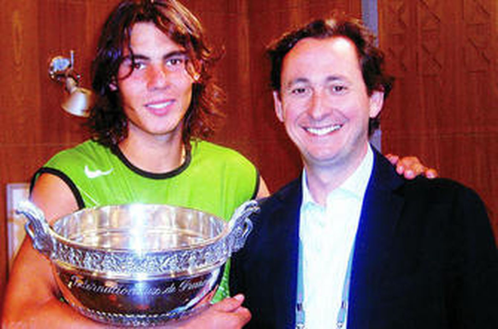 Benito Pérez-Barbadillo posa junto a Rafa Nadal con uno de sus trofeos en Roland Garros.